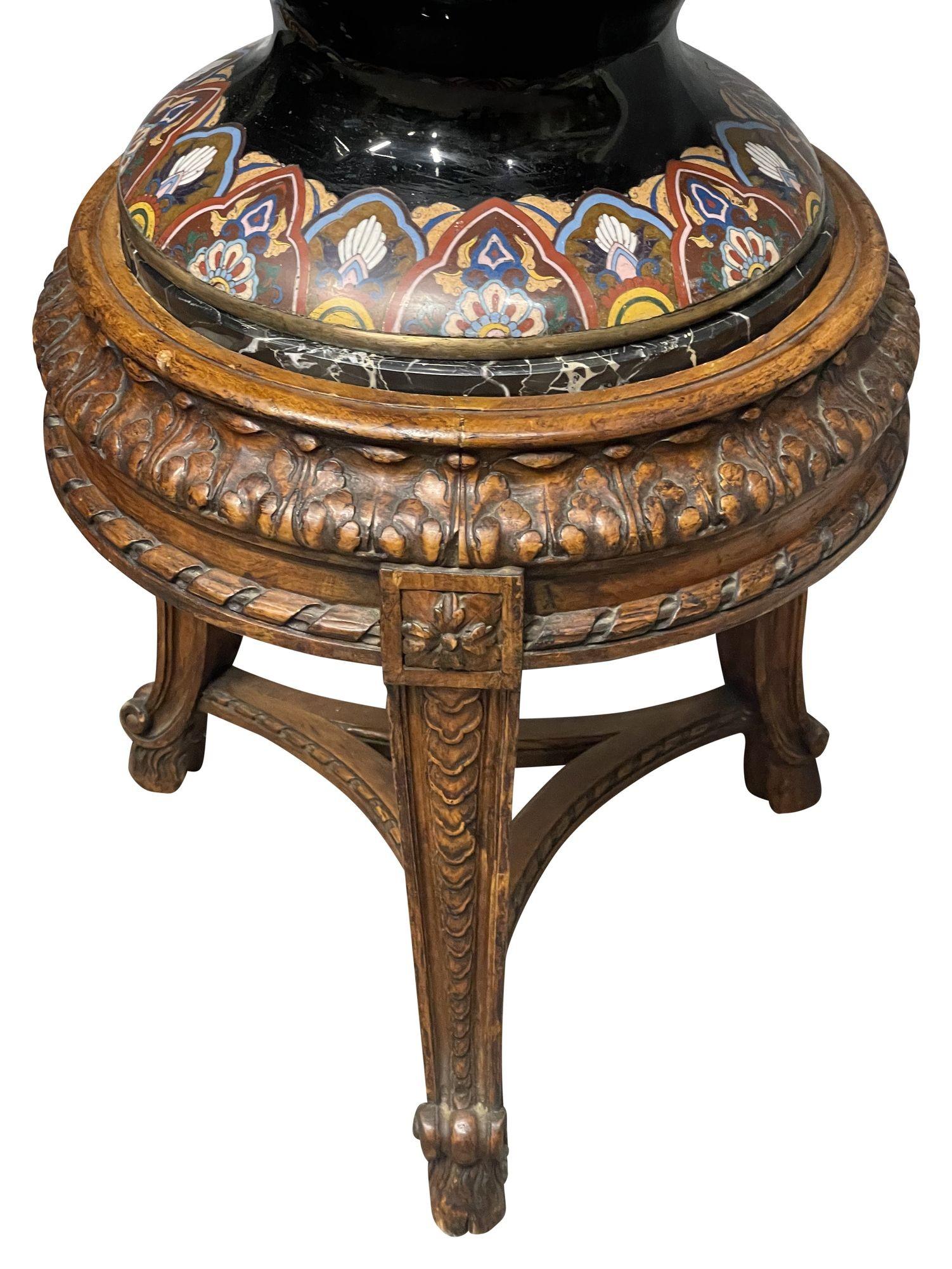 Coppia di grandi vasi giapponesi in smalto cloisonné del periodo Meiji su supporto. in vendita 3