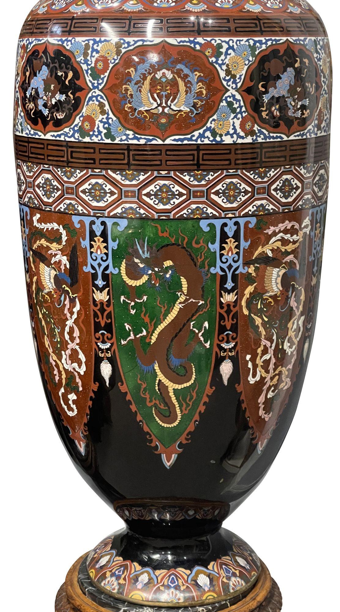 Giapponese Coppia di grandi vasi giapponesi in smalto cloisonné del periodo Meiji su supporto. in vendita