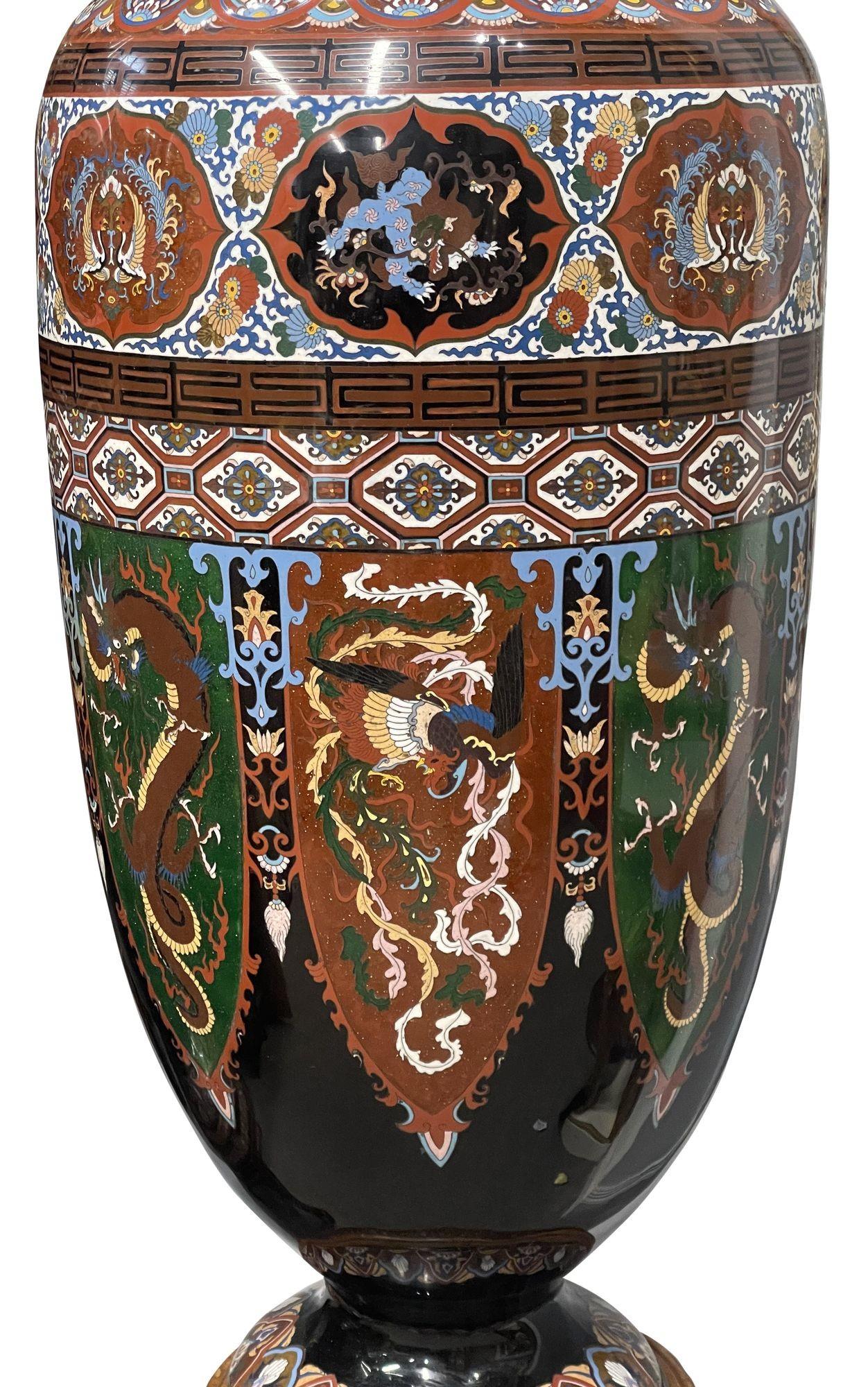 Dipinto a mano Coppia di grandi vasi giapponesi in smalto cloisonné del periodo Meiji su supporto. in vendita