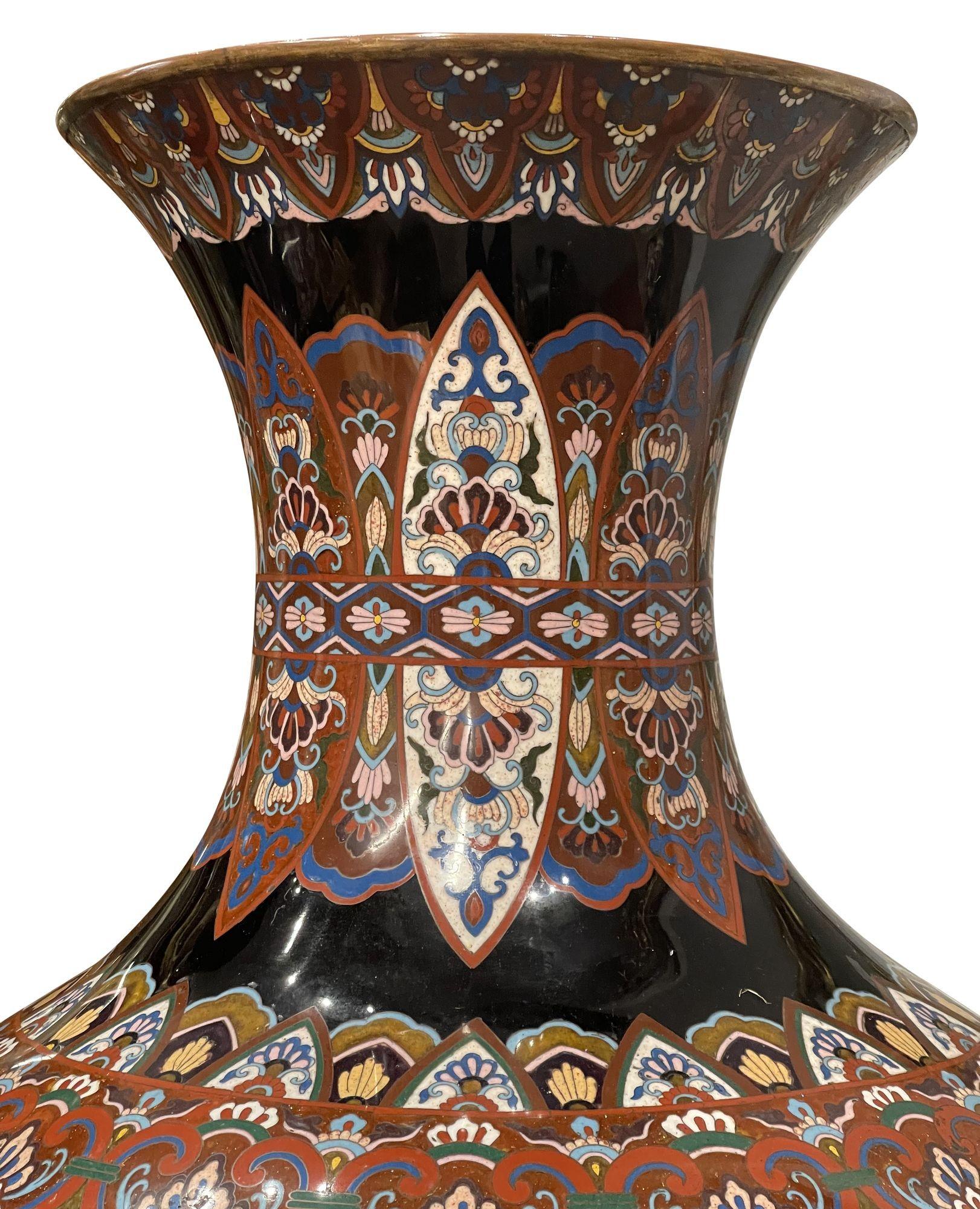Coppia di grandi vasi giapponesi in smalto cloisonné del periodo Meiji su supporto. In condizioni buone in vendita a Brighton, Sussex
