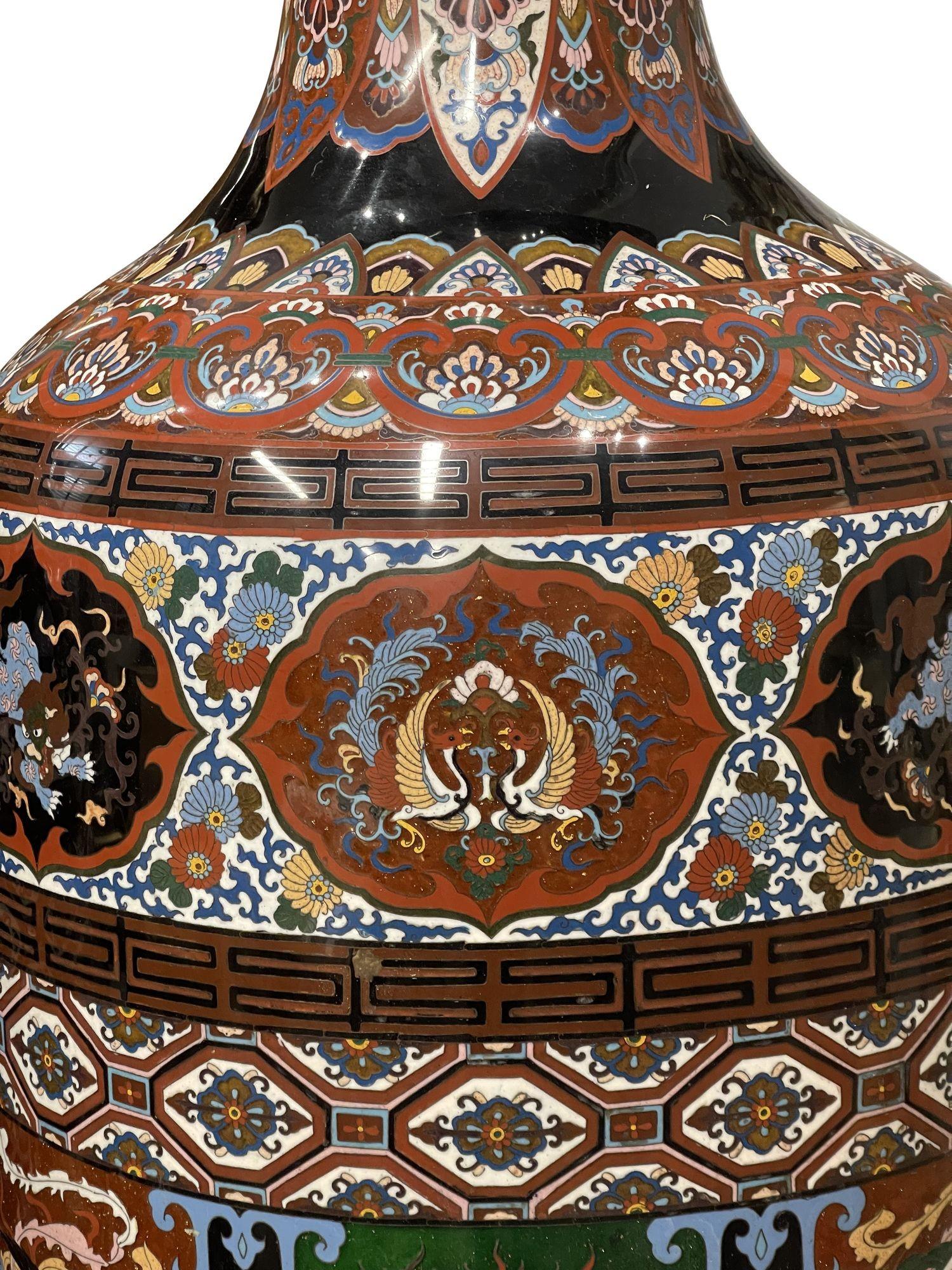 XIX secolo Coppia di grandi vasi giapponesi in smalto cloisonné del periodo Meiji su supporto. in vendita