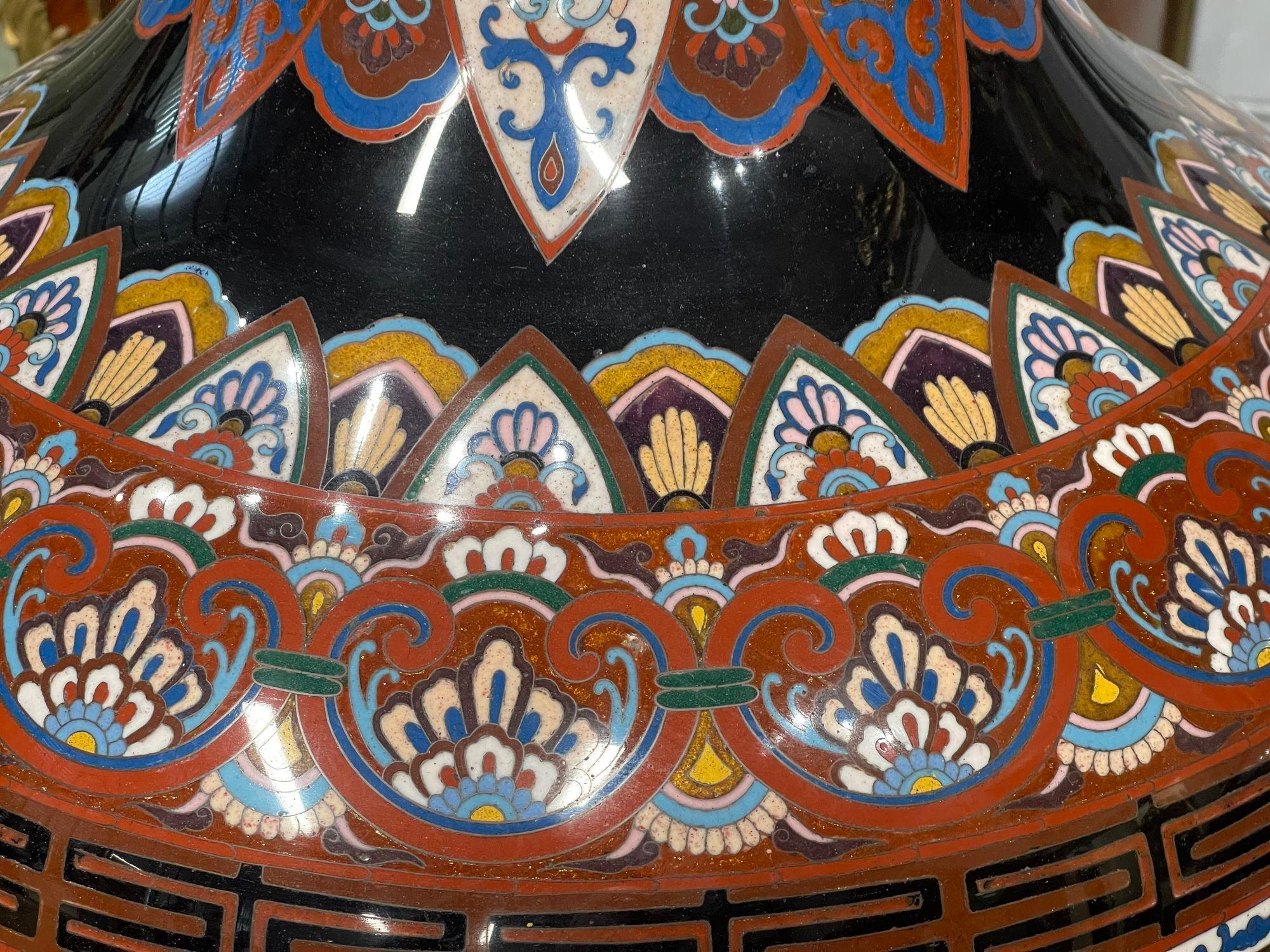 Smalto Coppia di grandi vasi giapponesi in smalto cloisonné del periodo Meiji su supporto. in vendita