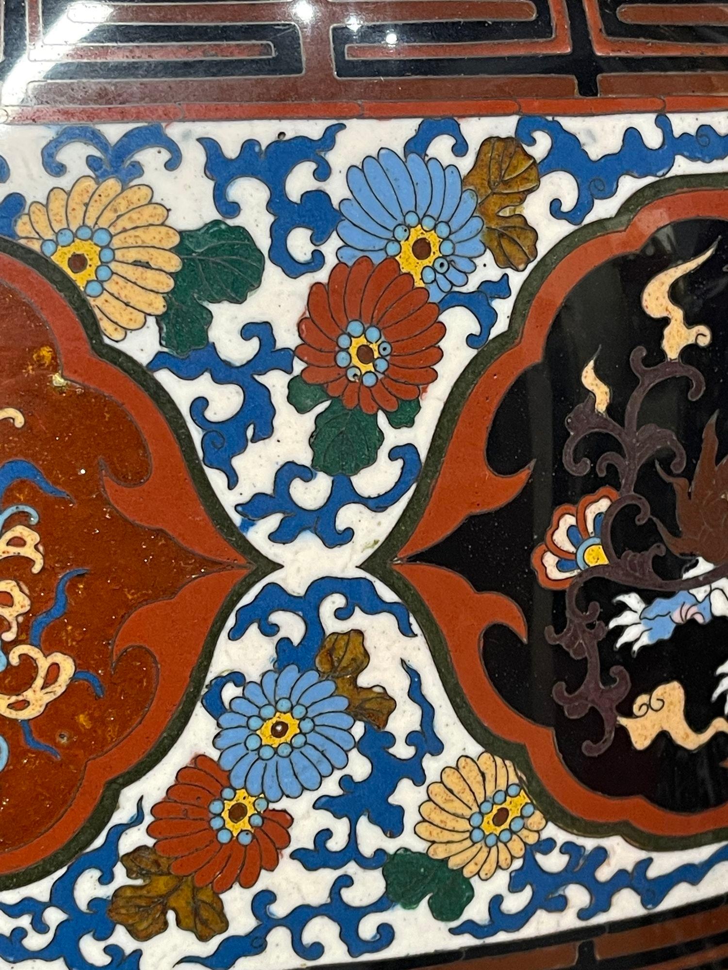 Coppia di grandi vasi giapponesi in smalto cloisonné del periodo Meiji su supporto. in vendita 1