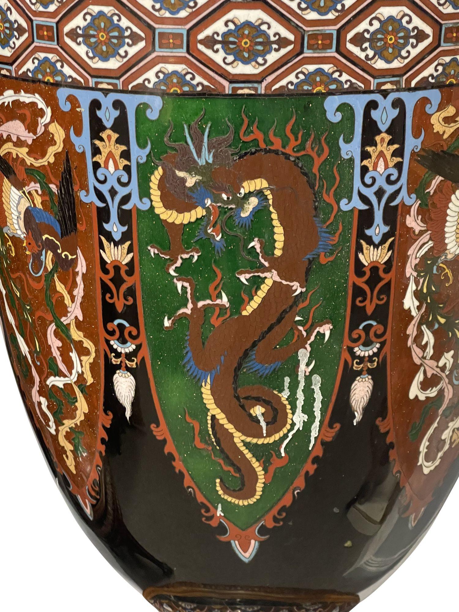 Coppia di grandi vasi giapponesi in smalto cloisonné del periodo Meiji su supporto. in vendita 2