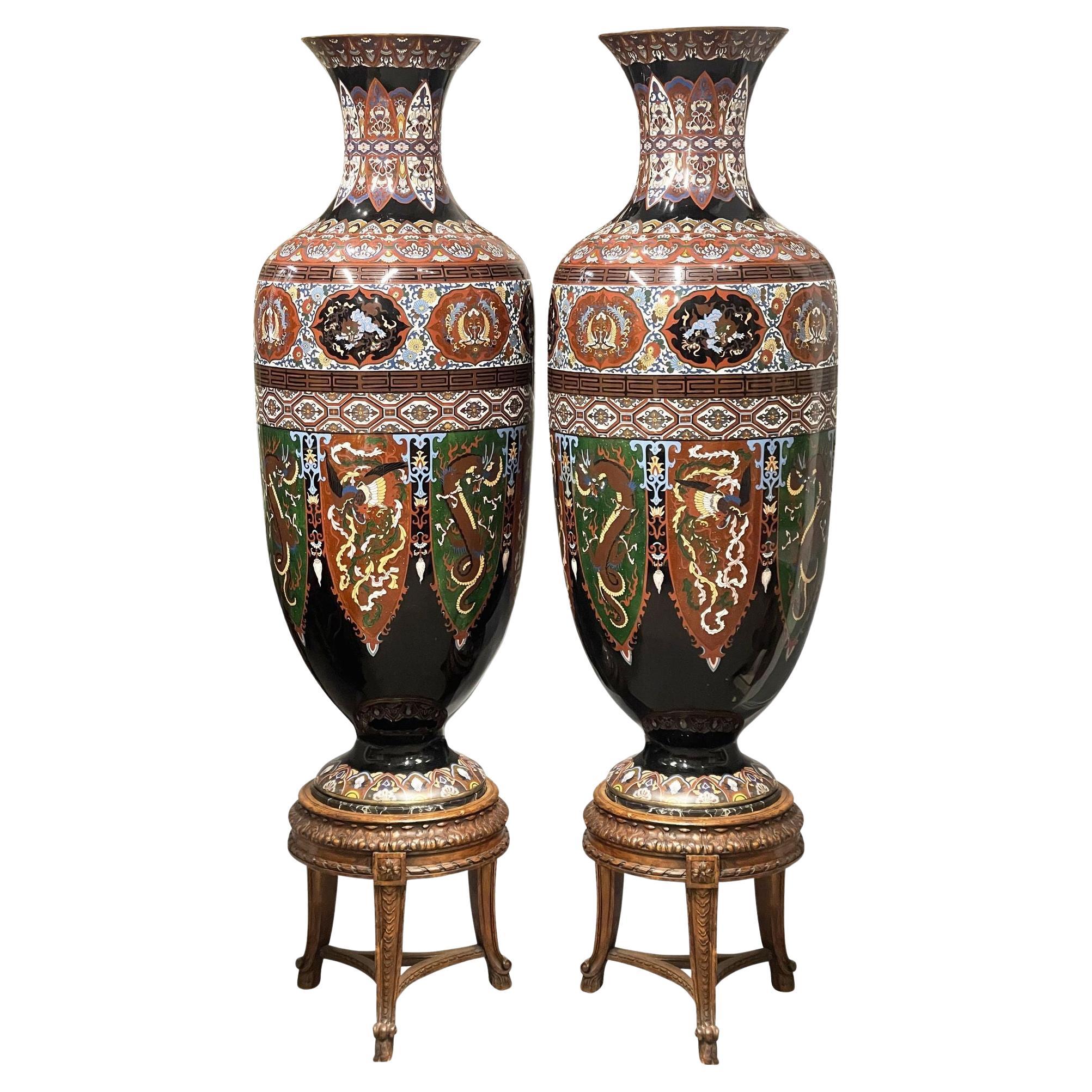 Coppia di grandi vasi giapponesi in smalto cloisonné del periodo Meiji su supporto. in vendita