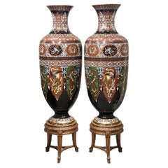Paar große japanische Cloisonné-Emaille-Vasen aus der Meiji-Zeit auf Ständern.
