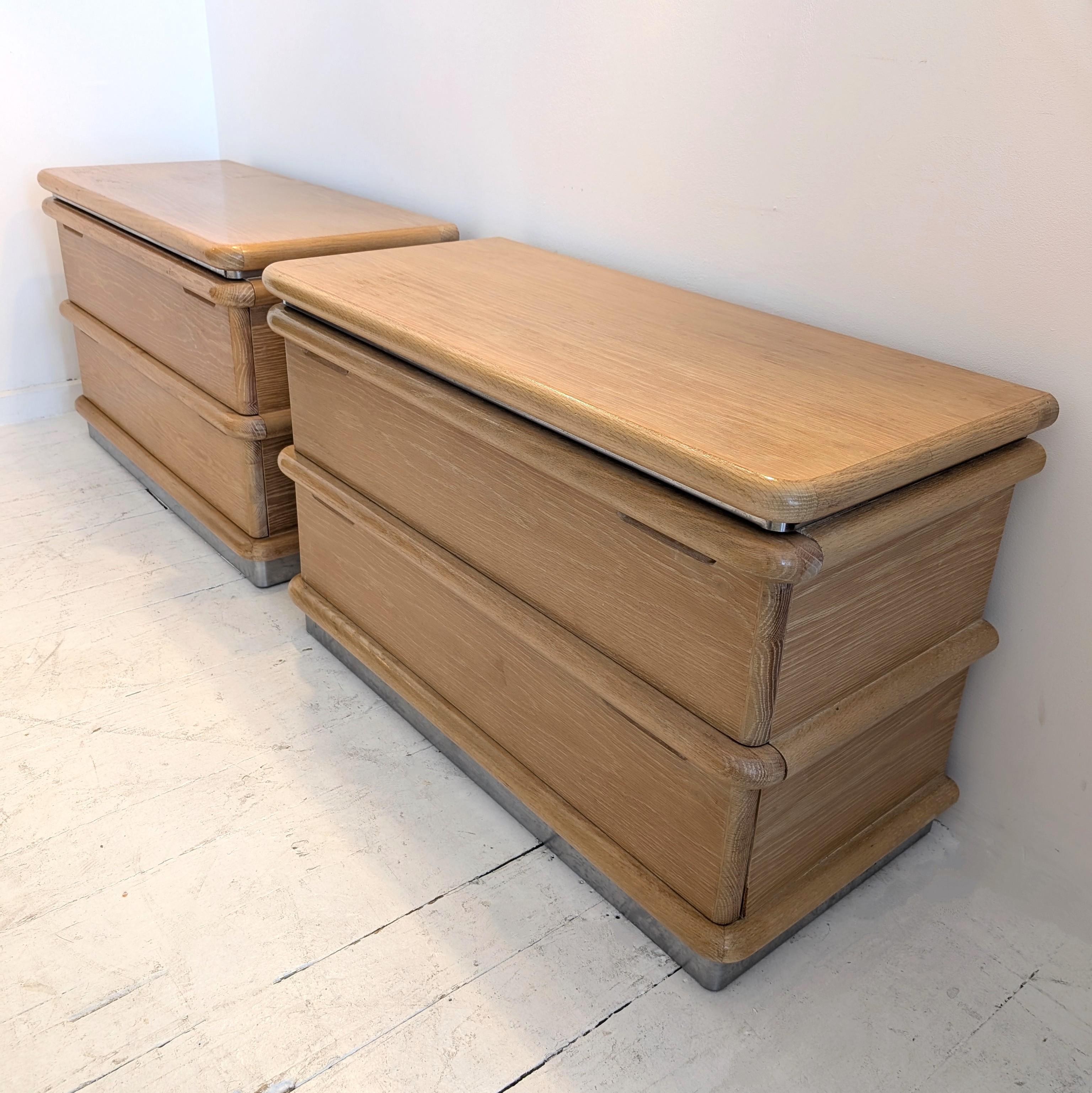Coppia di grandi comodini/comodini in rovere Jay Spectre, USA anni '80 in vendita 4