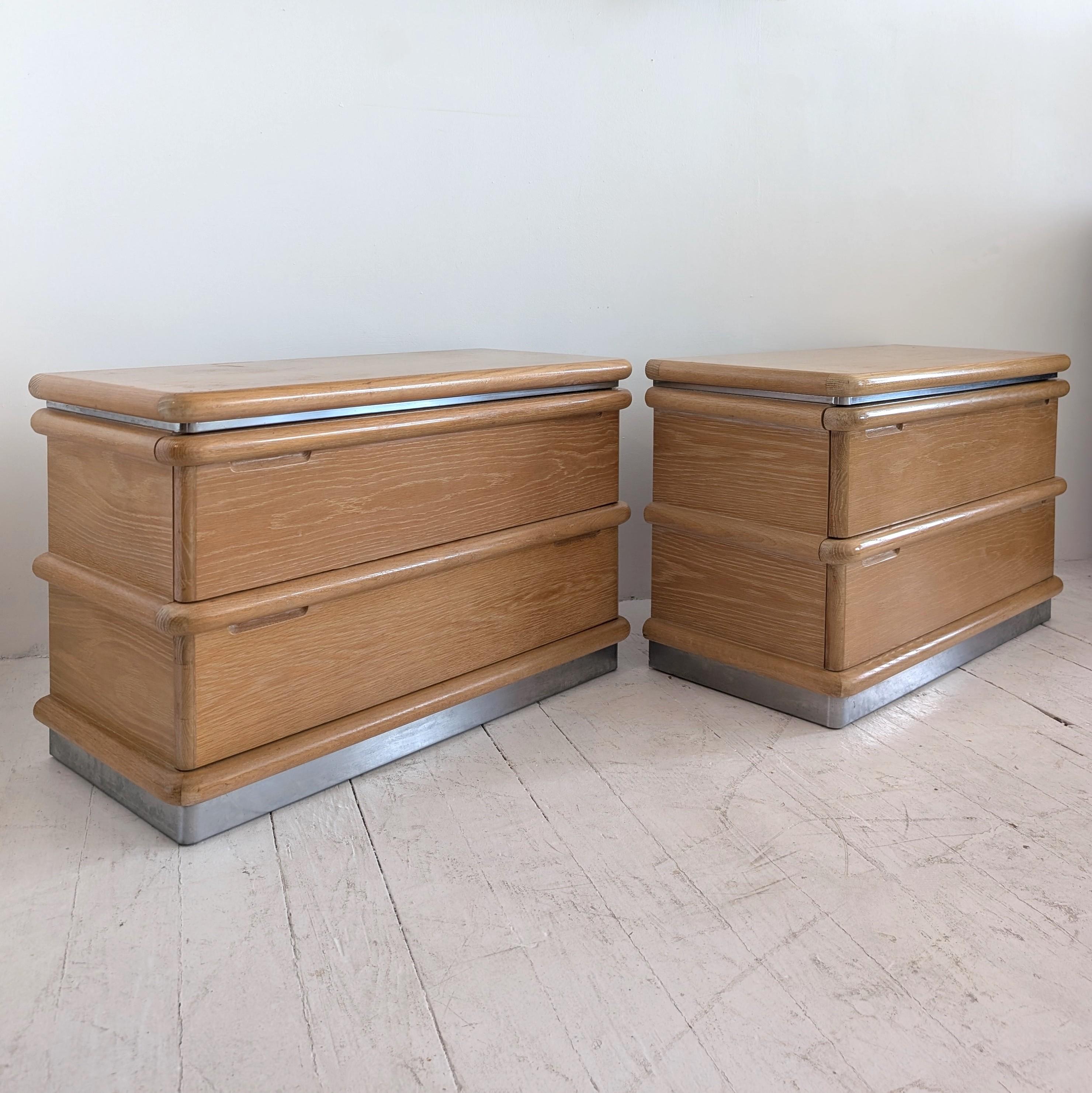 Coppia di grandi comodini in rovere a toro Jay Spectre per Century Furniture, USA anni '80. 
Dettagli in acciaio sulla base dello zoccolo e sulle finiture sotto il piano. Due grandi cassetti in ognuno di essi.
Può funzionare anche in un ambiente