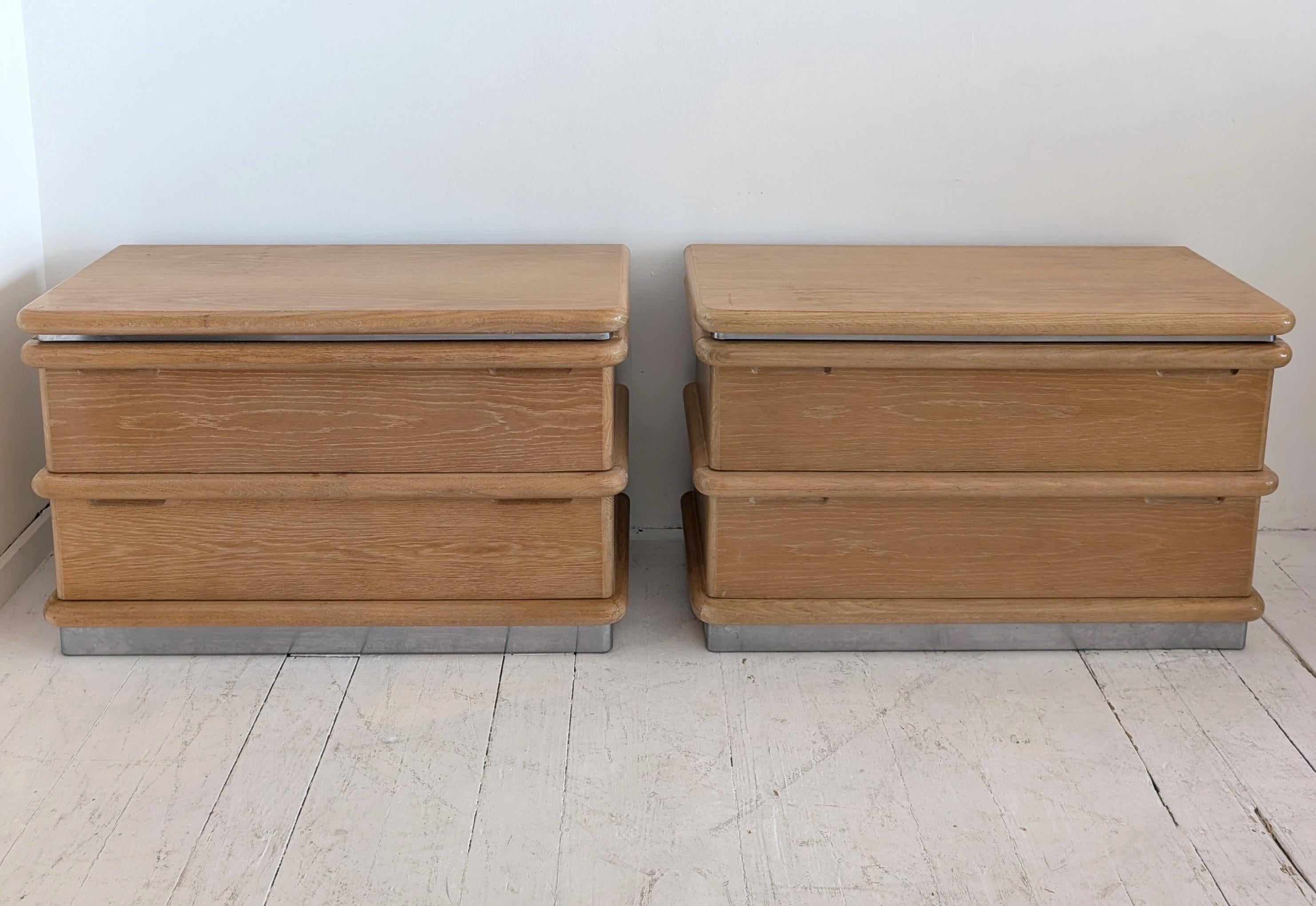 Postmoderno Coppia di grandi comodini/comodini in rovere Jay Spectre, USA anni '80 in vendita