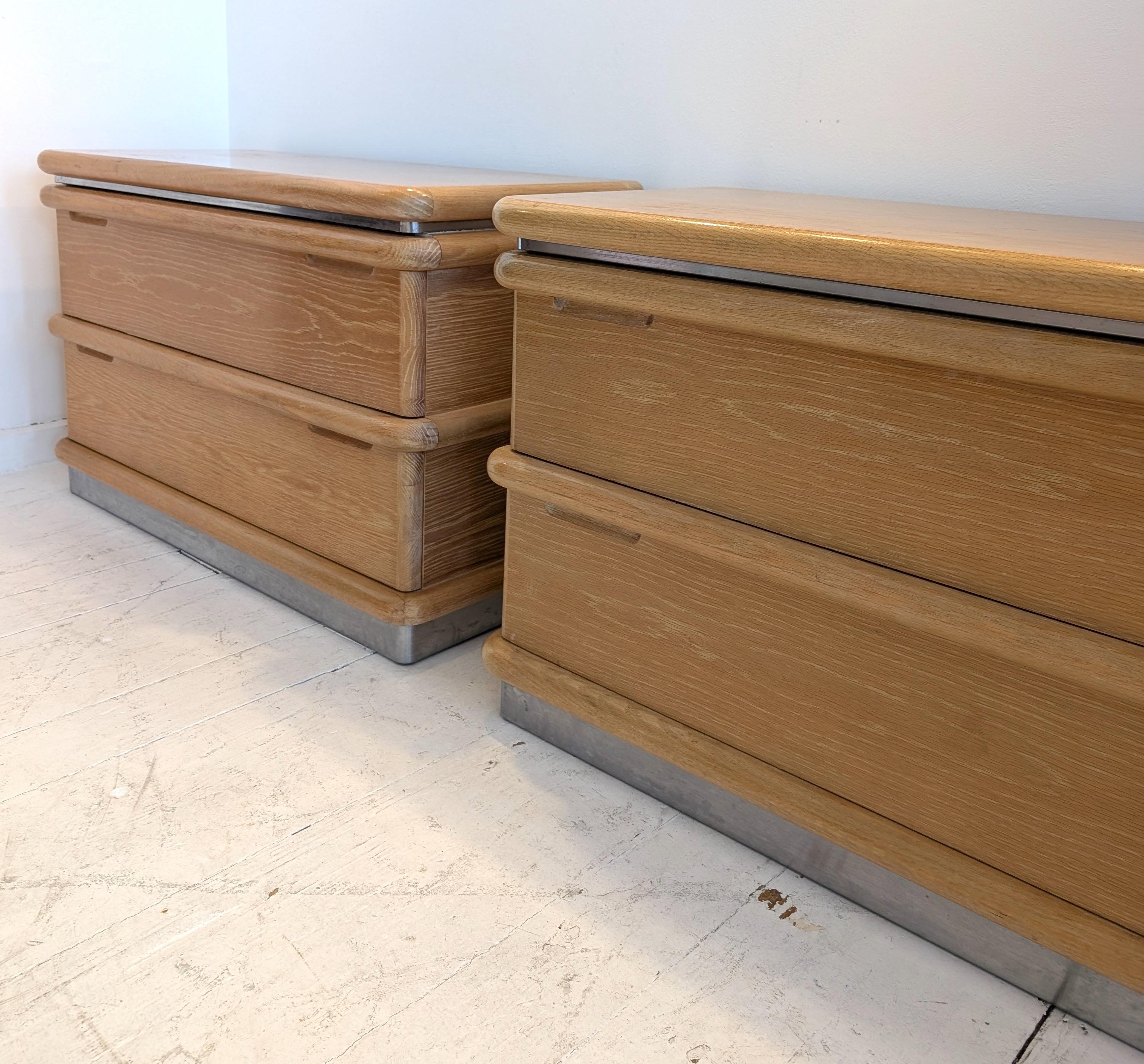 Acciaio inossidabile Coppia di grandi comodini/comodini in rovere Jay Spectre, USA anni '80 in vendita