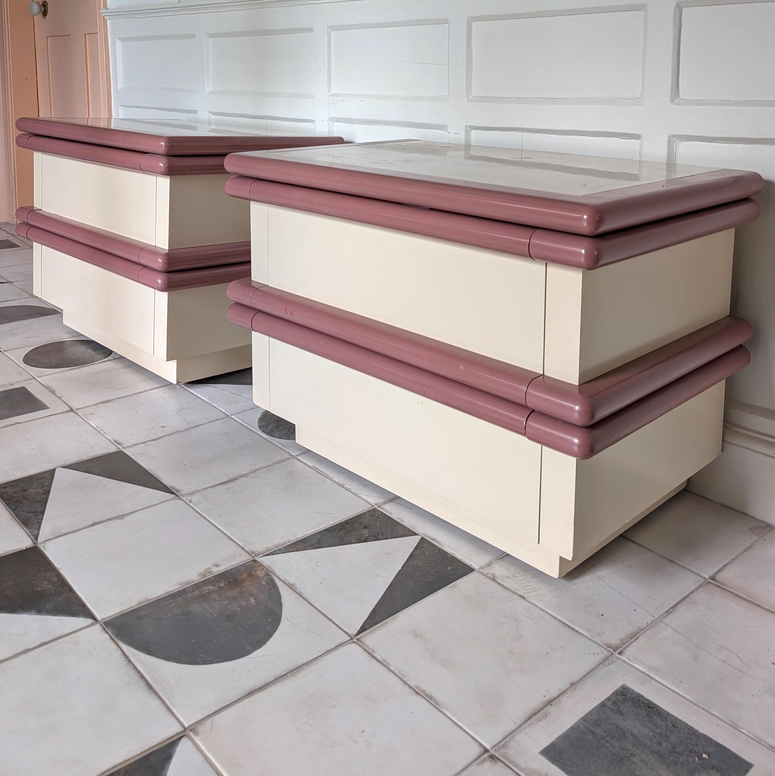 Post-Modern Pair large Jay Spectre style postmodern travertine bedside cabinets, USA 1980s For Sale