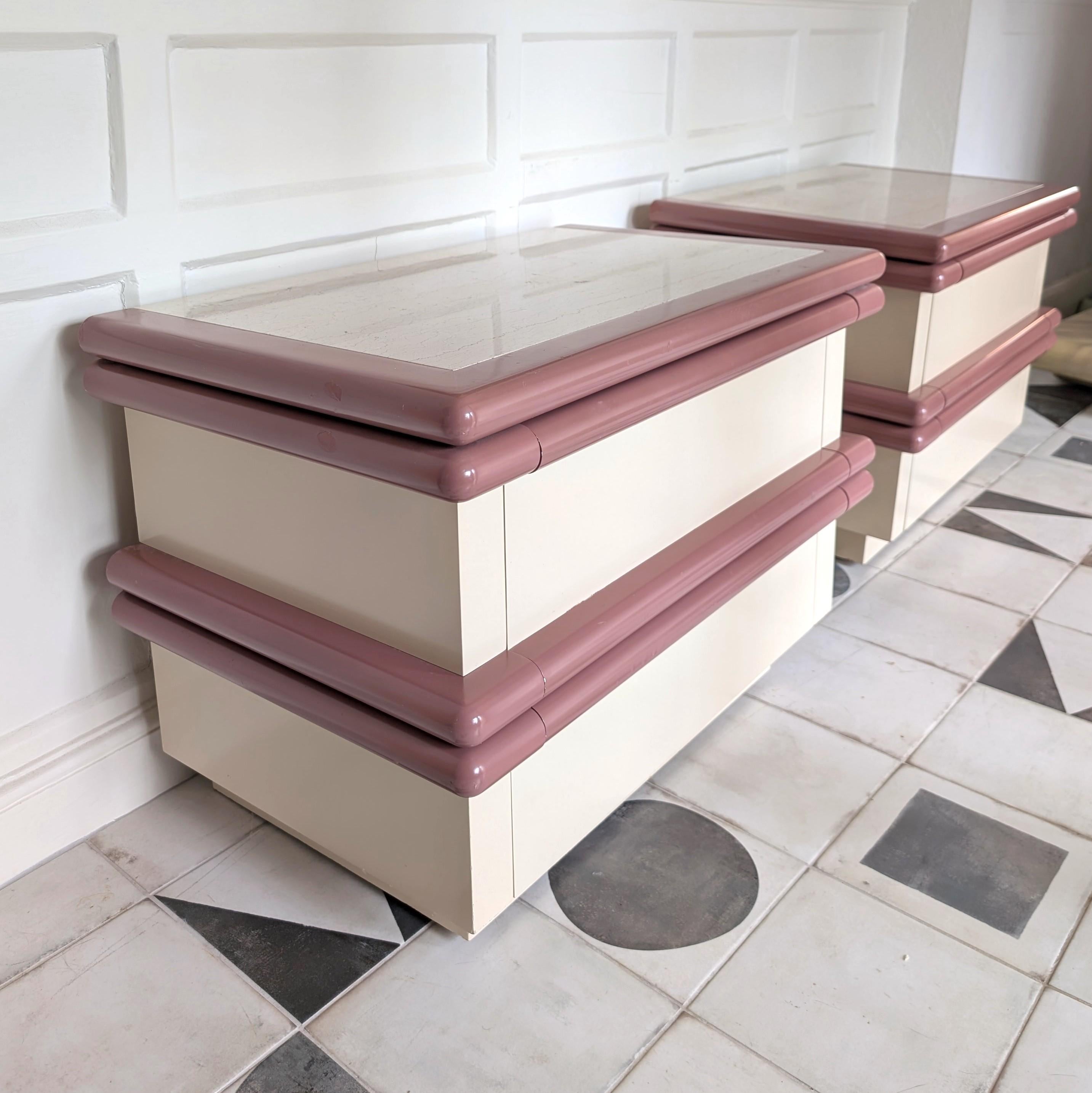 Pair large Jay Spectre style postmodern travertine bedside cabinets, USA 1980s In Good Condition For Sale In Hastings, GB
