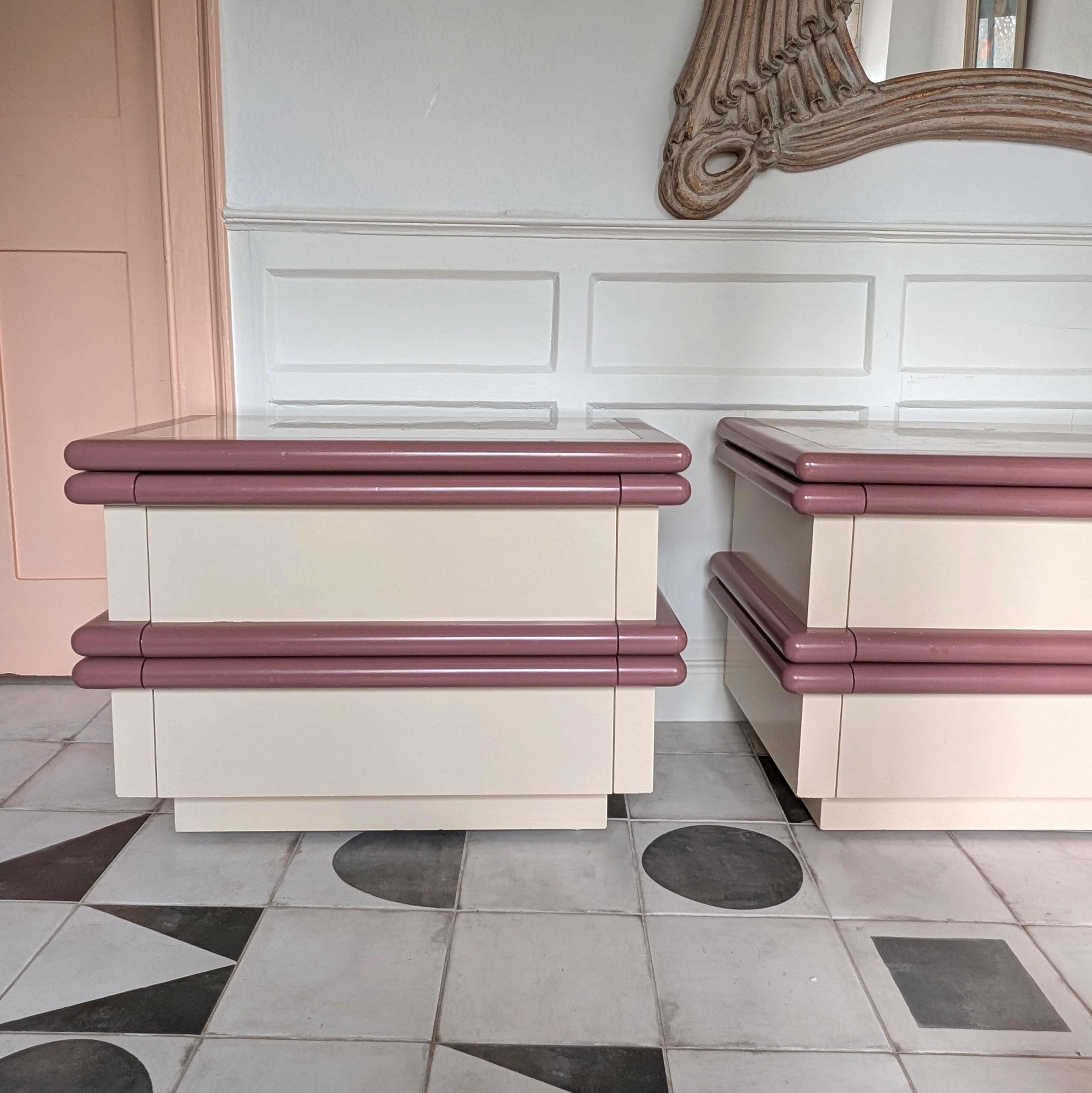 Pair large Jay Spectre style postmodern travertine bedside cabinets, USA 1980s For Sale 1
