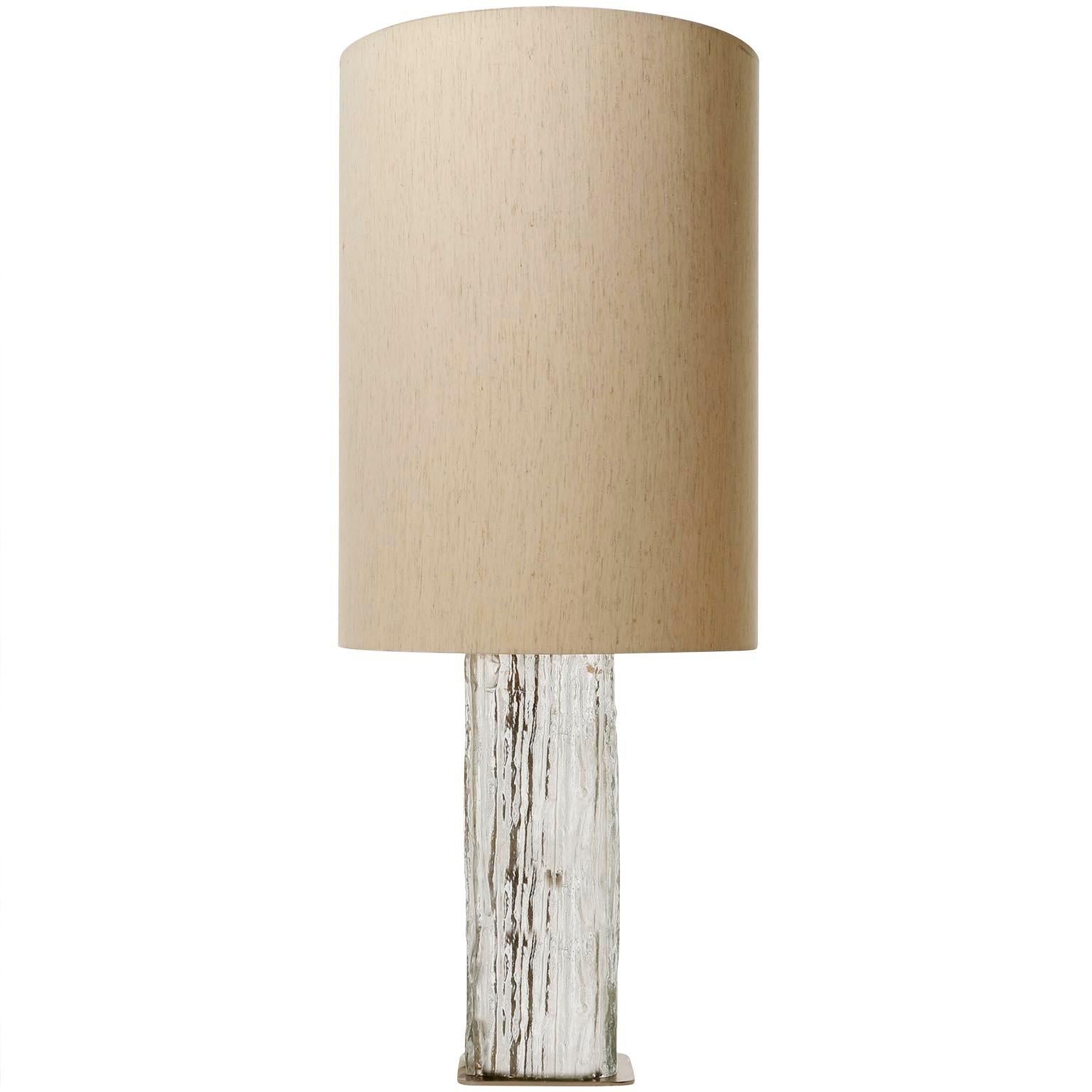 Une paire de rares et grandes lampes de table modèle 'Frankenberg', n° 1359 par Kalmar, Autriche, fabriquées au milieu du siècle, vers 1970 (fin des années 1960 ou début des années 1970). 
Le support et la base sont fabriqués en  les pièces en métal