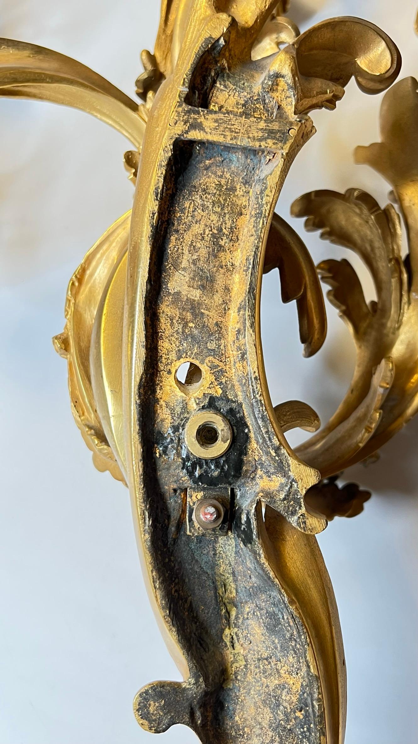 Paire de grandes appliques à trois lumières Louis XV rococo en bronze doré en vente 3