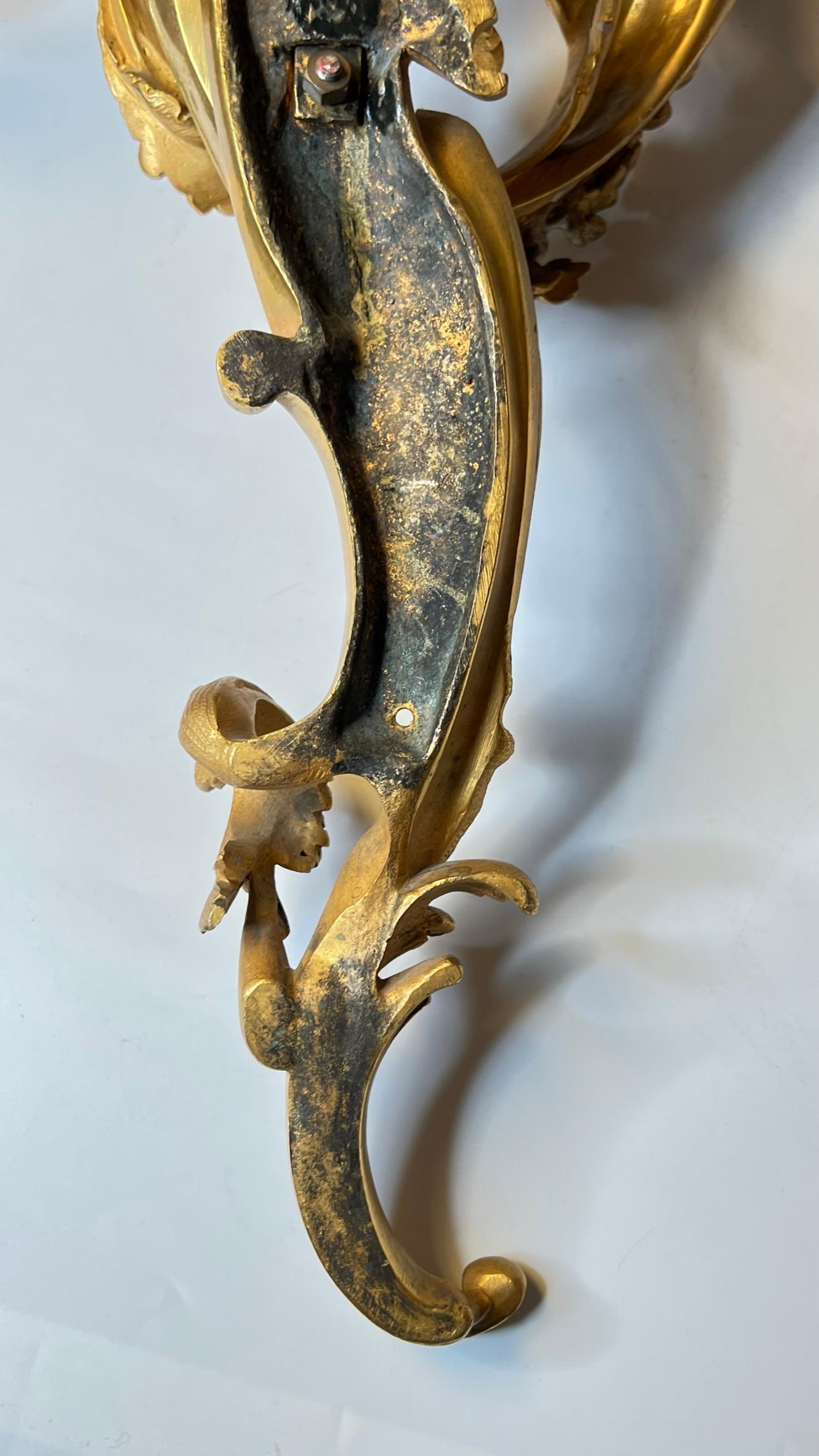 Paire de grandes appliques à trois lumières Louis XV rococo en bronze doré en vente 4