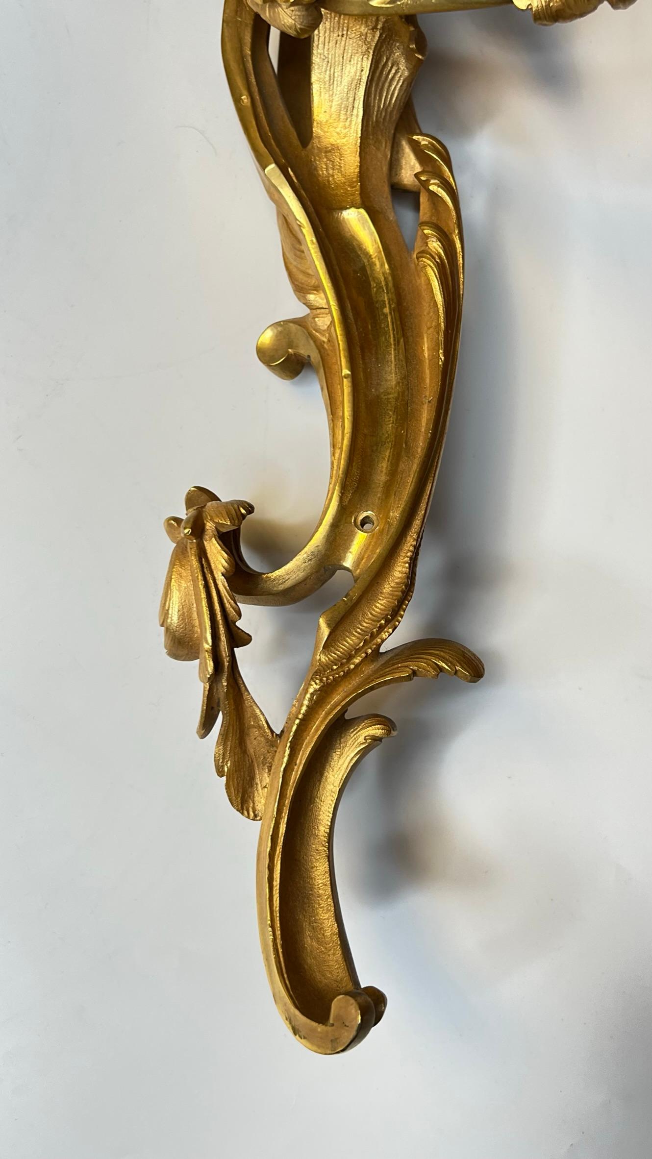 Paire de grandes appliques à trois lumières Louis XV rococo en bronze doré en vente 11