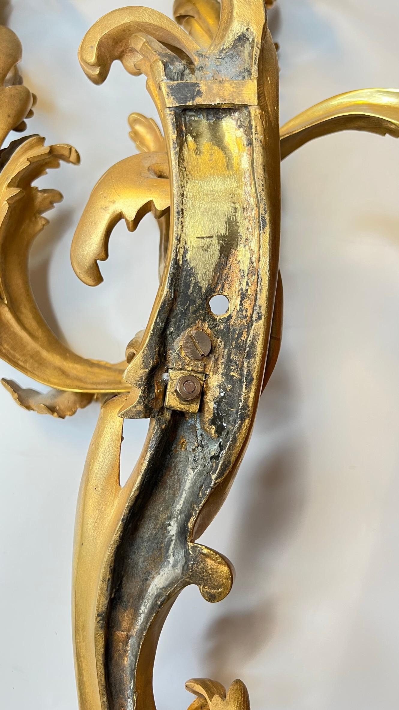 Paire de grandes appliques à trois lumières Louis XV rococo en bronze doré en vente 12