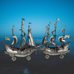 Pareja de grandes Nefs / Centros de mesa para maquetas de barcos de plata maciza a juego c. 1930