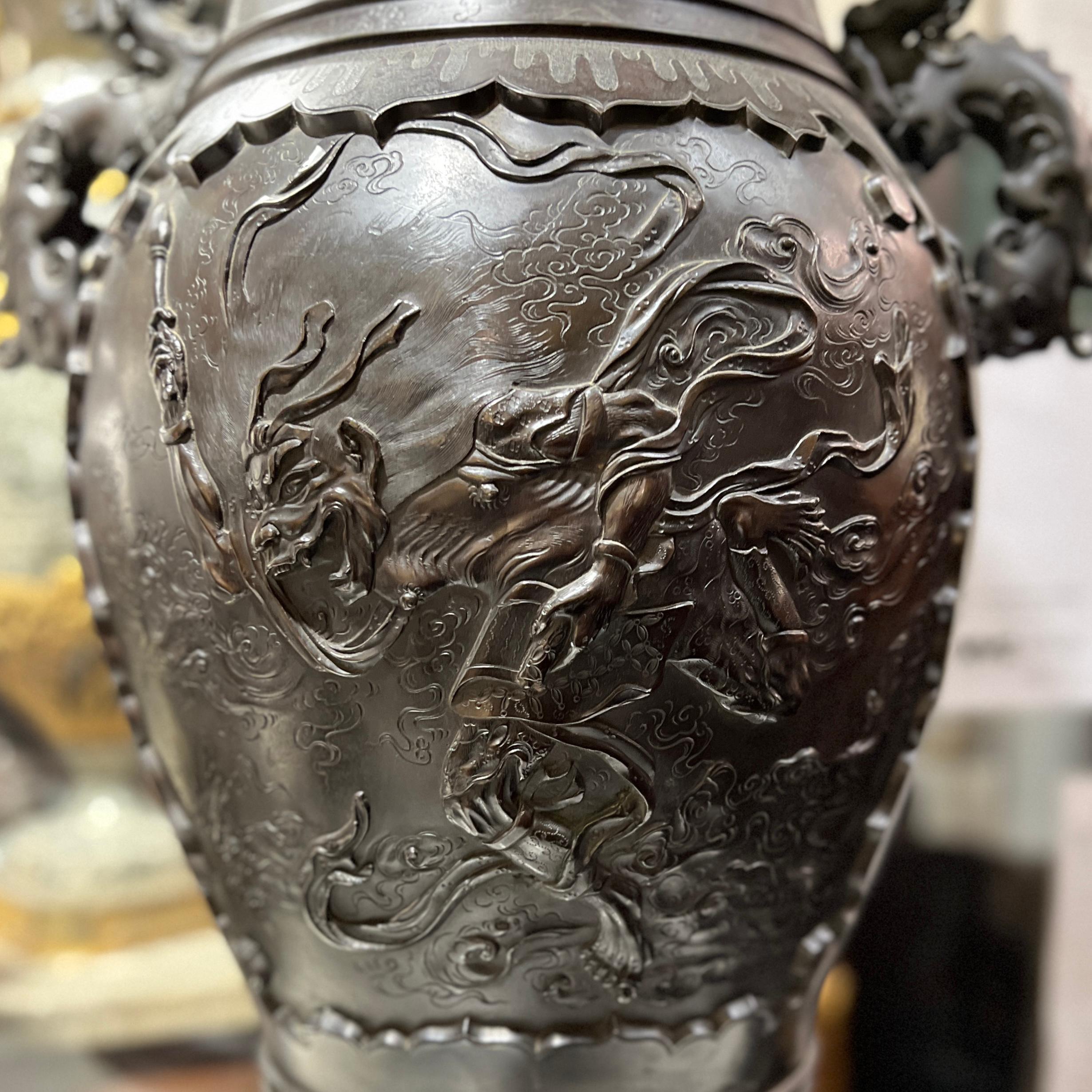 Pair Large Meiji Japanese Bronze Vases In Good Condition For Sale In New York, NY