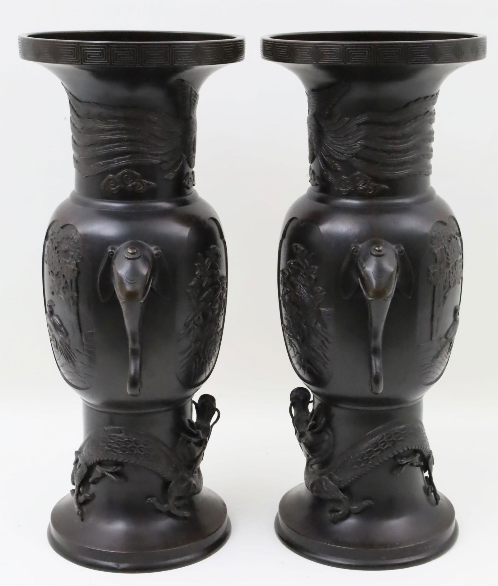 Paar große japanische Meiji-Vasen aus patinierter Bronze (Meiji-Periode) im Angebot