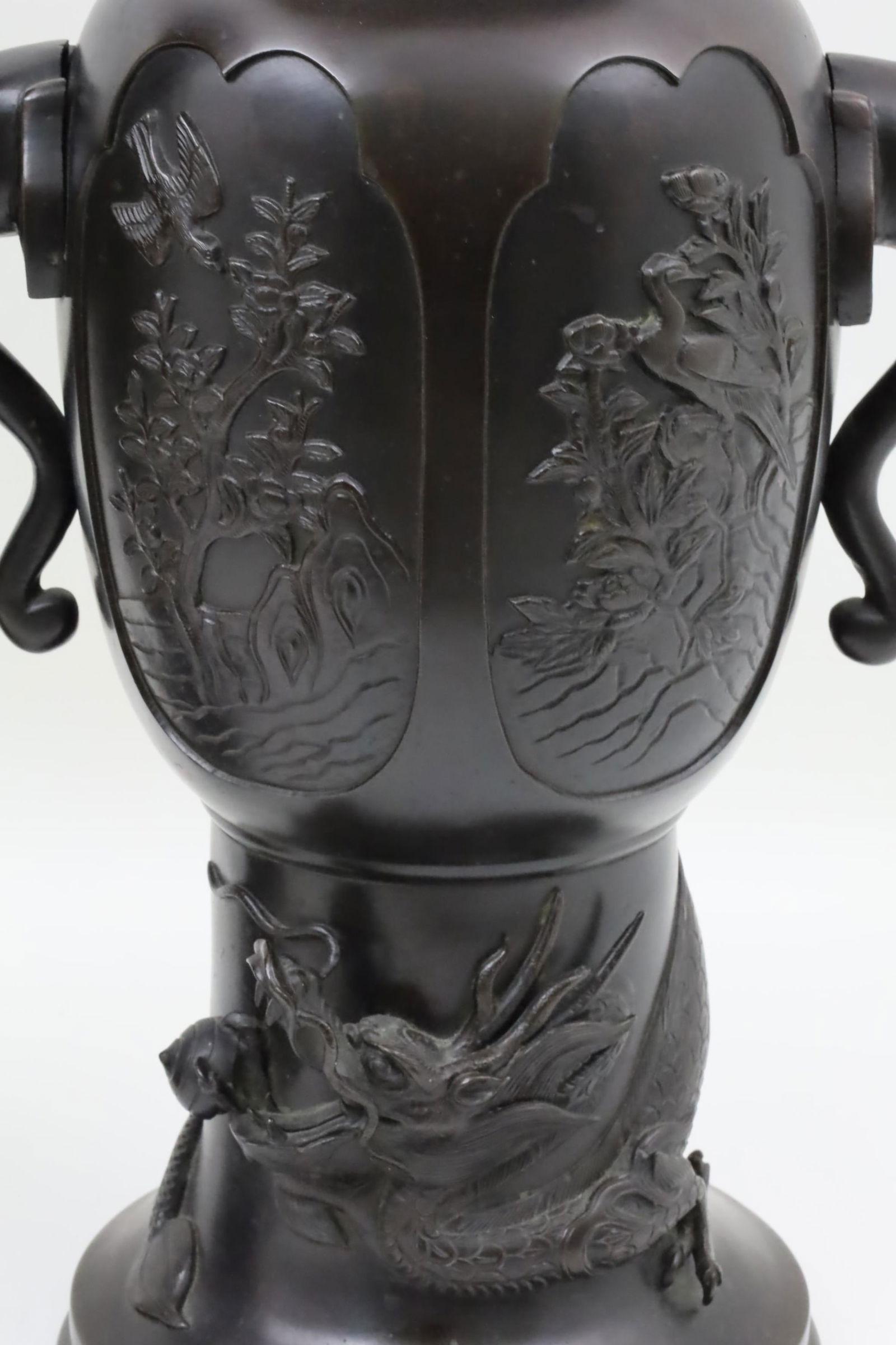 Paar große japanische Meiji-Vasen aus patinierter Bronze (Japanisch) im Angebot