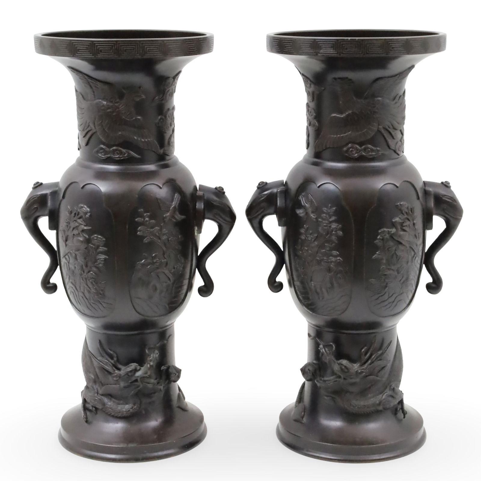 Paar große japanische Meiji-Vasen aus patinierter Bronze im Zustand „Gut“ im Angebot in New York, NY