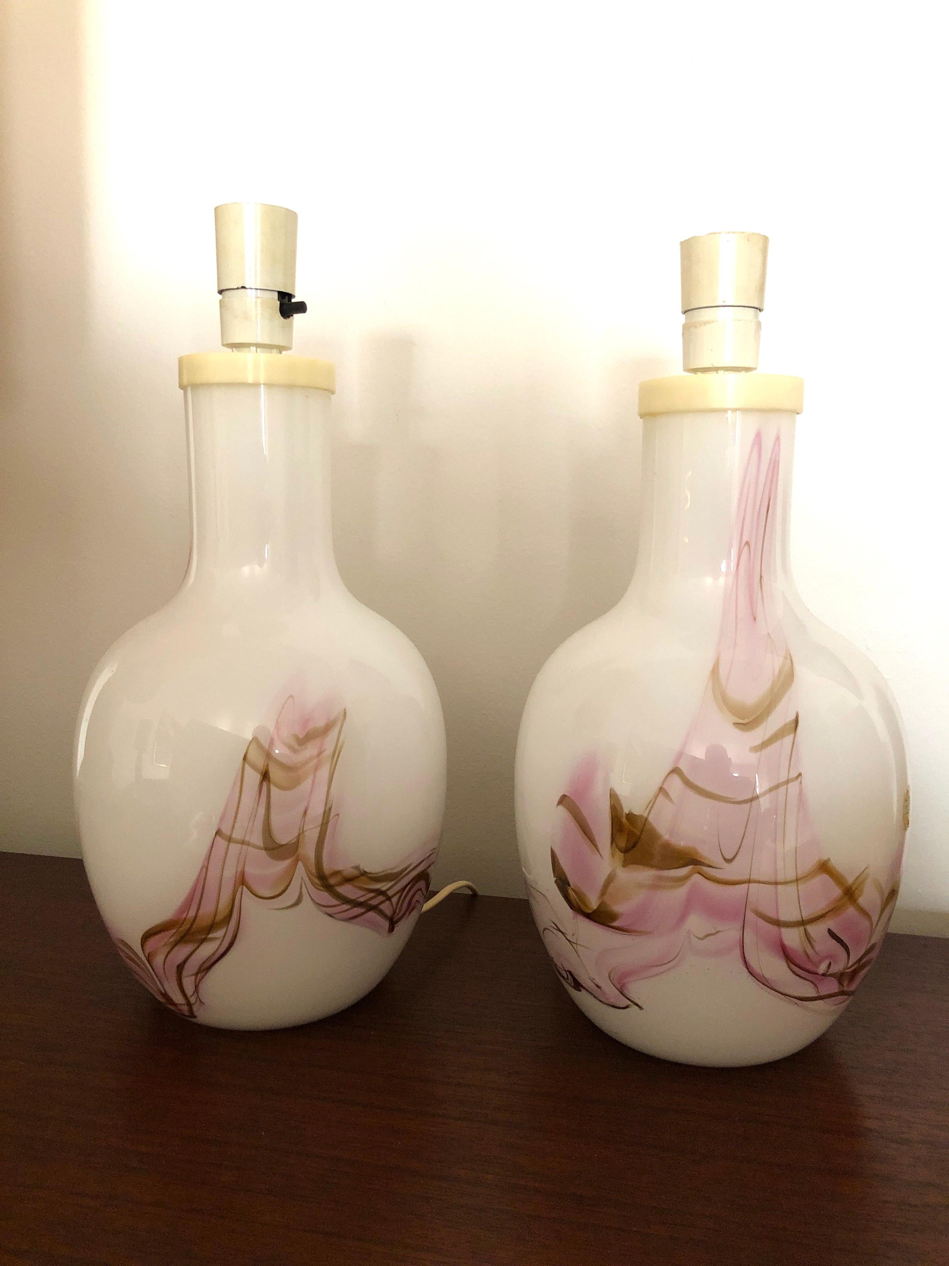 Coppia di lampade da tavolo in vetro artistico opalino Sakura per Holmegaard di Copenhagen. Vetro bianco latte con decorazione astratta marrone e rosa. Etichette Holmegaard su entrambe le lampade. La base in vetro misura 12,5