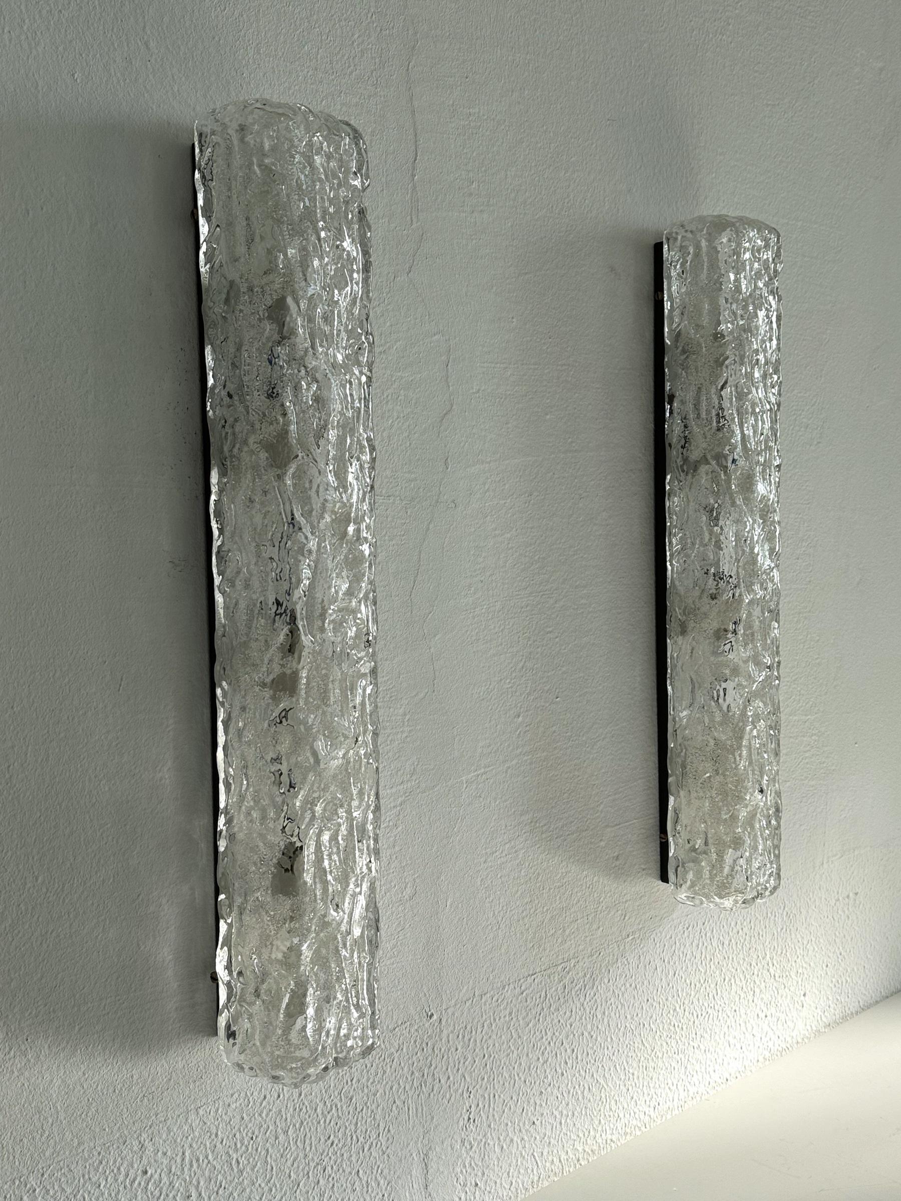 Paar große Eisspiegel-Wandleuchter aus strukturiertem Kunstglas, Mitte des Jahrhunderts, 1970 im Angebot 3