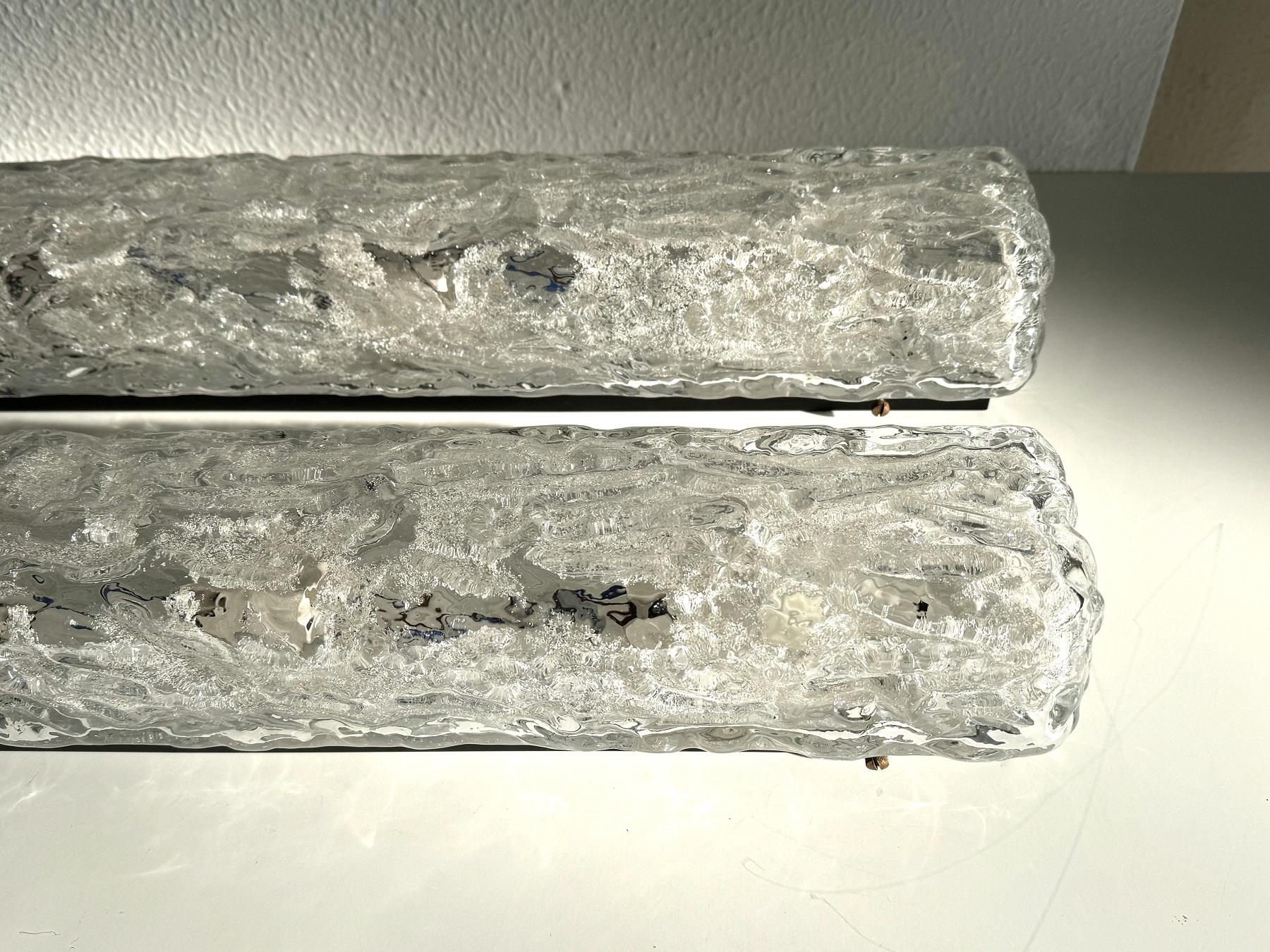 Paar große Eisspiegel-Wandleuchter aus strukturiertem Kunstglas, Mitte des Jahrhunderts, 1970 im Angebot 5