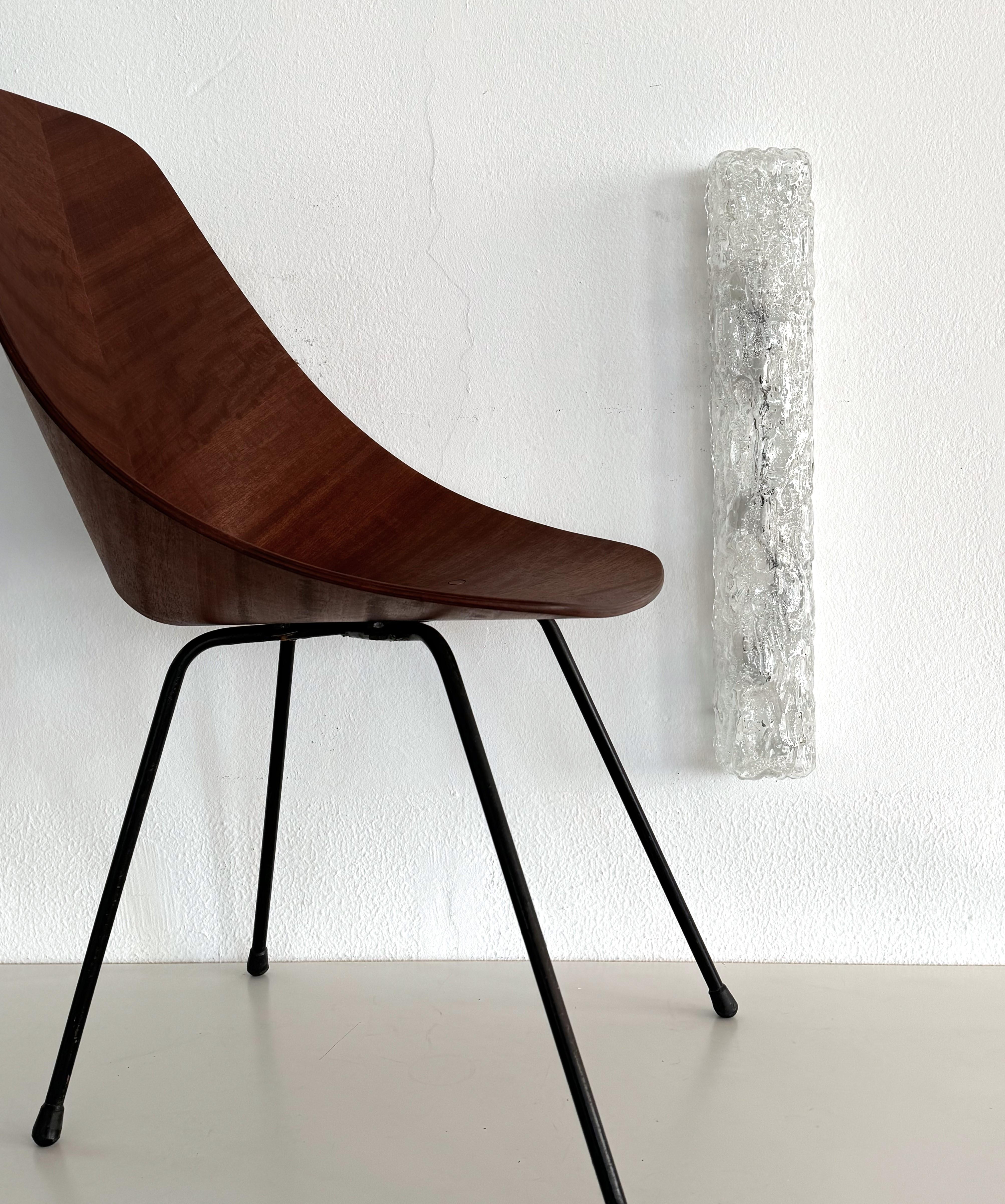 Zwei große Wandleuchter aus strukturiertem Kunstglas aus der Mitte des Jahrhunderts, 1970

Außergewöhnliches Paar handgefertigter Murano-Wandleuchten aus strukturiertem Eisglas mit langer Röhre auf einem Metallsockel, hergestellt von Glashütte
