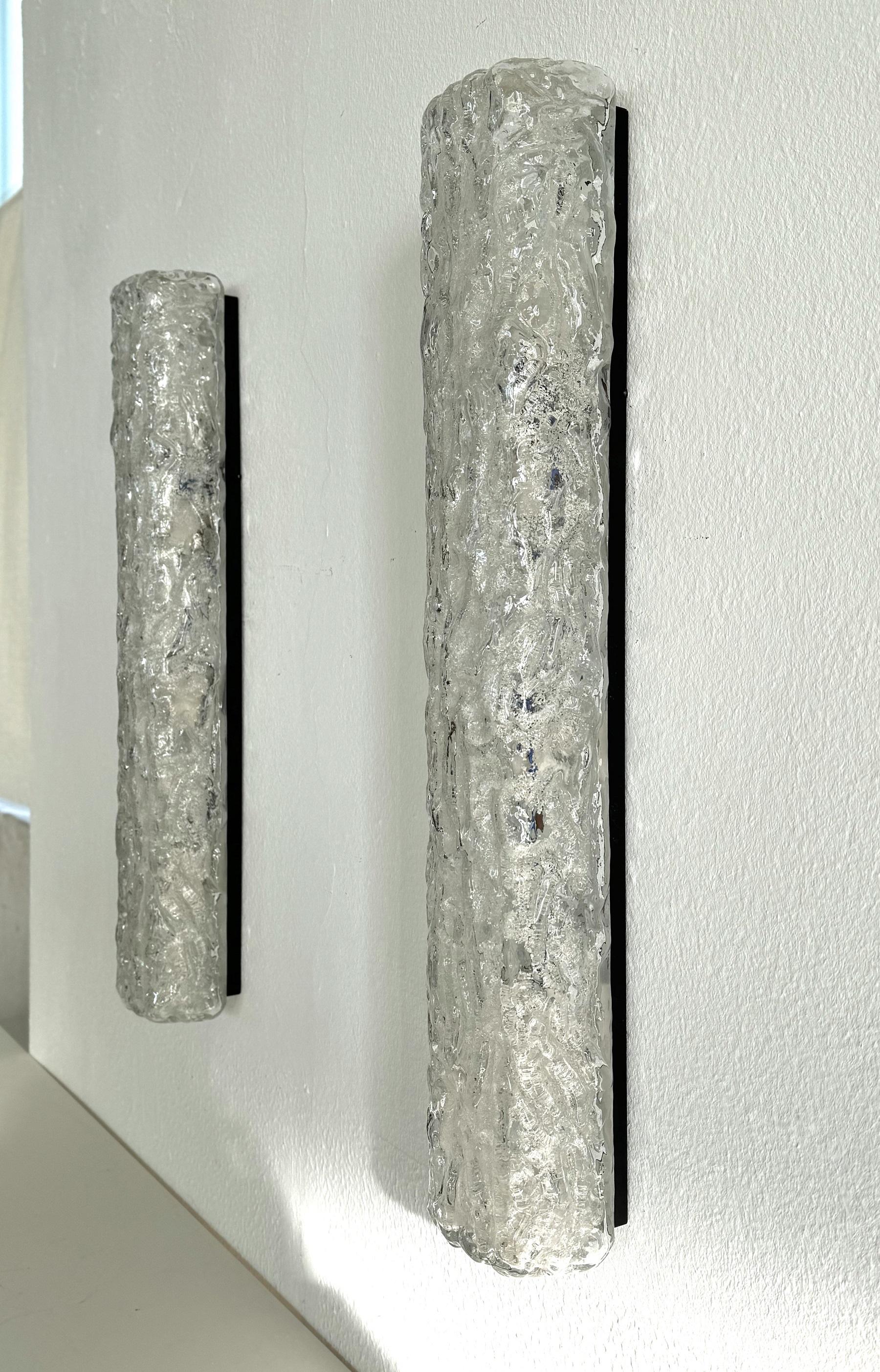 Paar große Eisspiegel-Wandleuchter aus strukturiertem Kunstglas, Mitte des Jahrhunderts, 1970 (Moderne der Mitte des Jahrhunderts) im Angebot