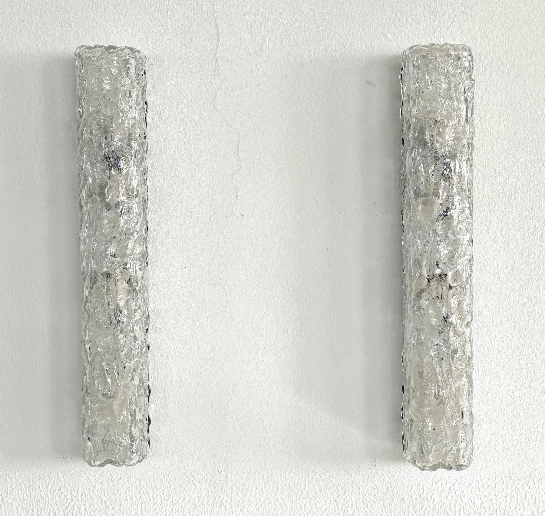 Paar große Eisspiegel-Wandleuchter aus strukturiertem Kunstglas, Mitte des Jahrhunderts, 1970 (Deutsch) im Angebot