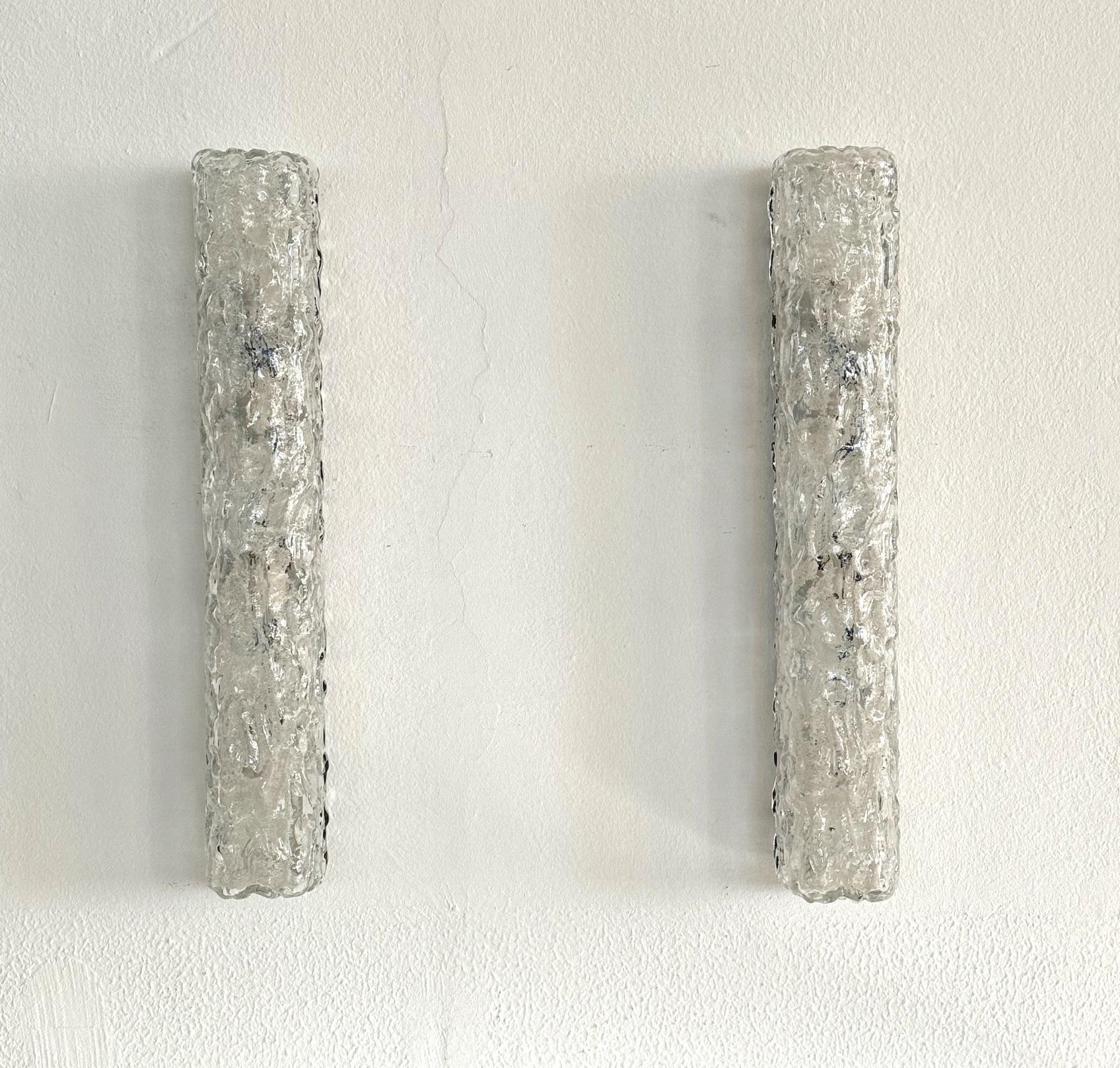 Paar große Eisspiegel-Wandleuchter aus strukturiertem Kunstglas, Mitte des Jahrhunderts, 1970 im Zustand „Gut“ im Angebot in Morazzone, Varese
