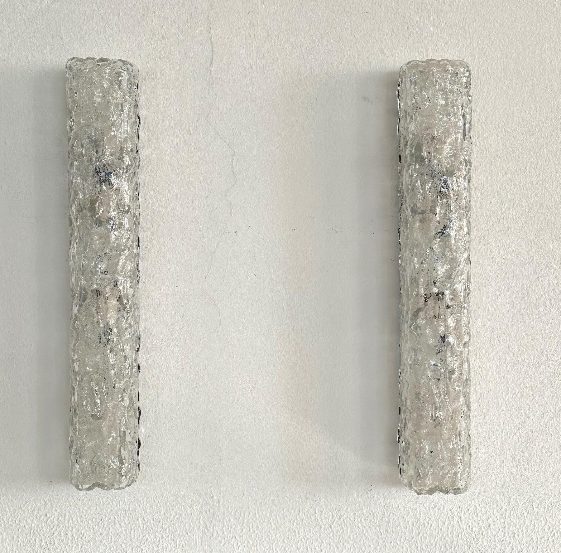 Paar große Eisspiegel-Wandleuchter aus strukturiertem Kunstglas, Mitte des Jahrhunderts, 1970 (Ende des 20. Jahrhunderts) im Angebot