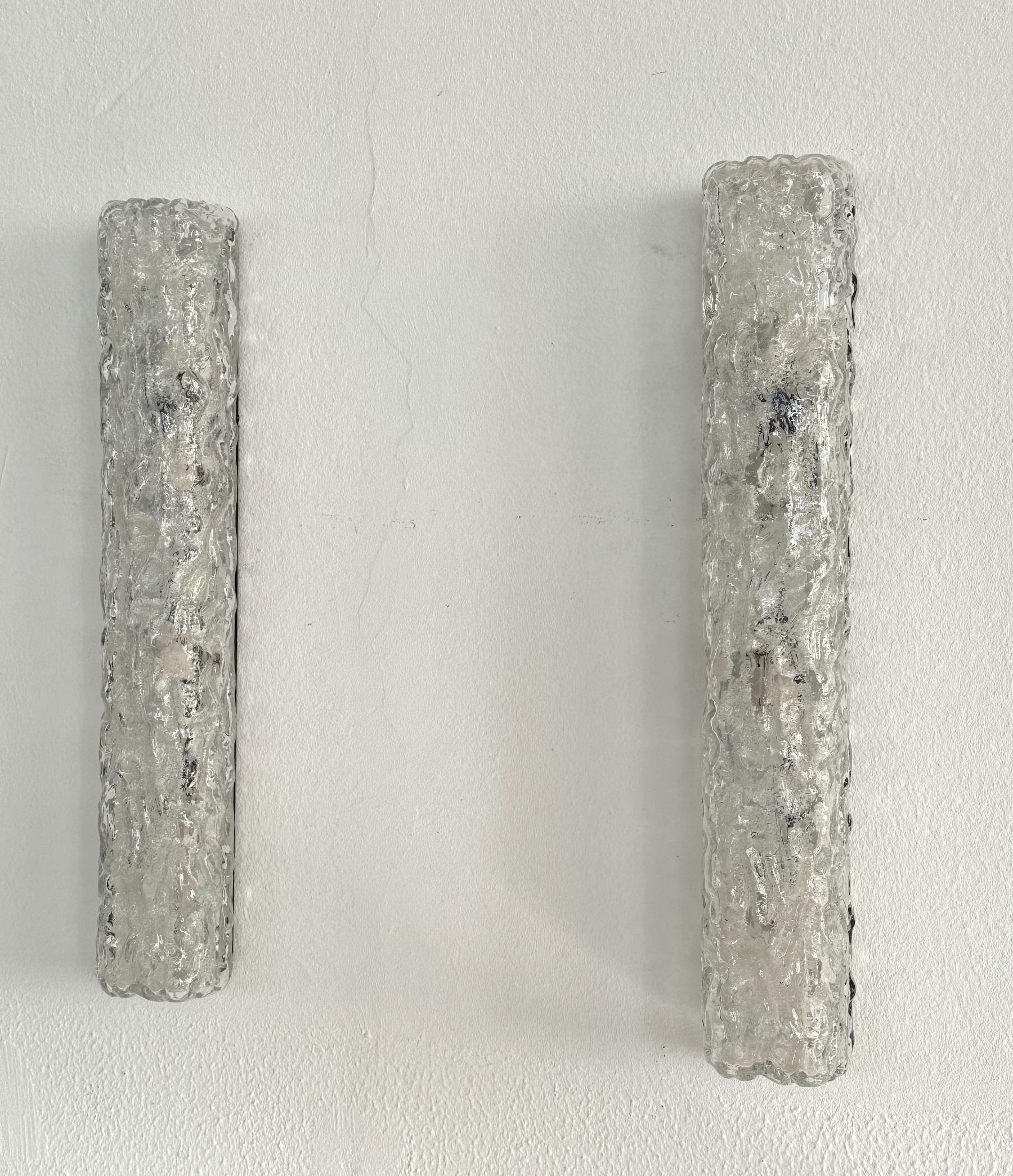 Paar große Eisspiegel-Wandleuchter aus strukturiertem Kunstglas, Mitte des Jahrhunderts, 1970 (Glaskunst) im Angebot