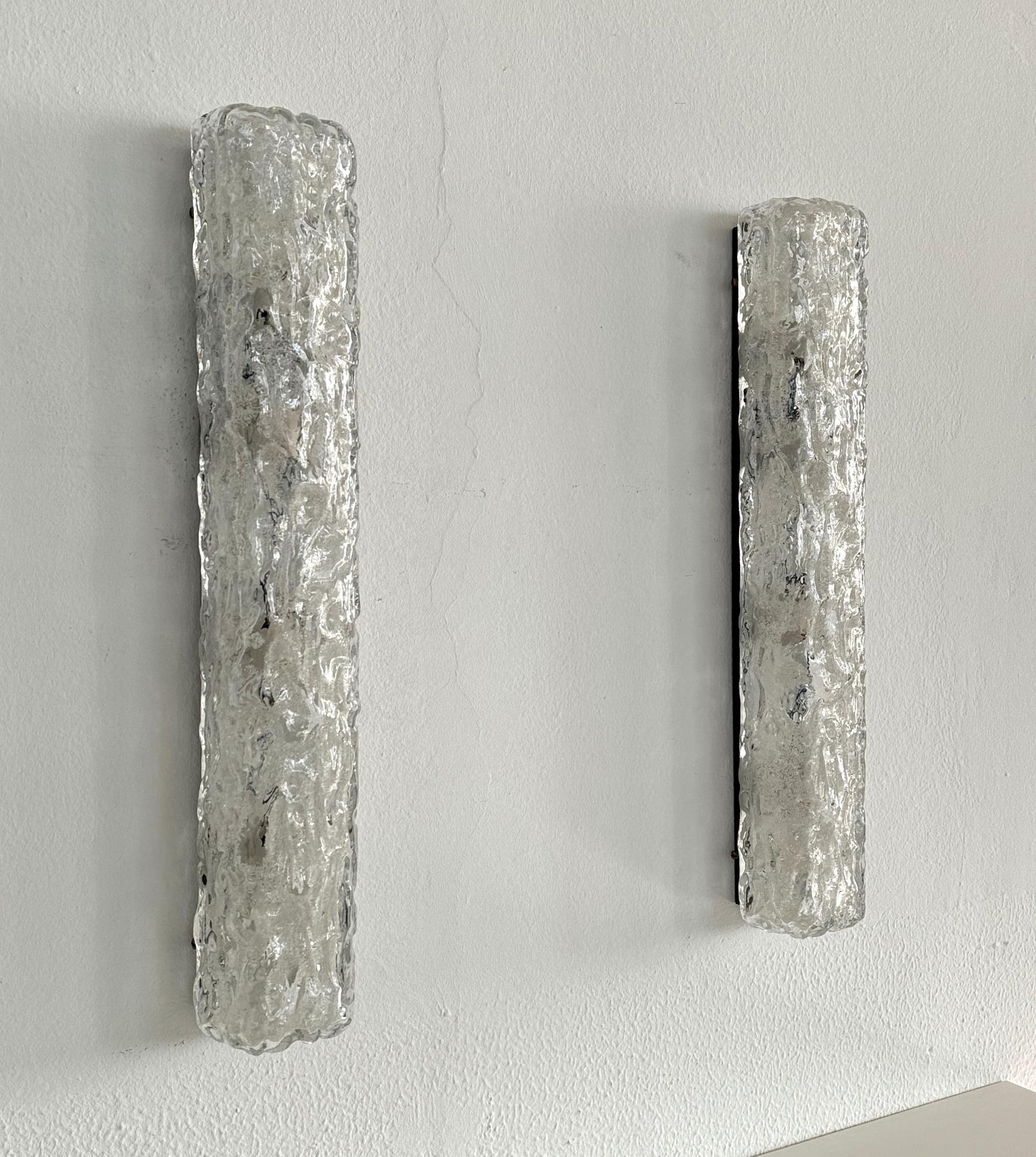 Paar große Eisspiegel-Wandleuchter aus strukturiertem Kunstglas, Mitte des Jahrhunderts, 1970 im Angebot 1
