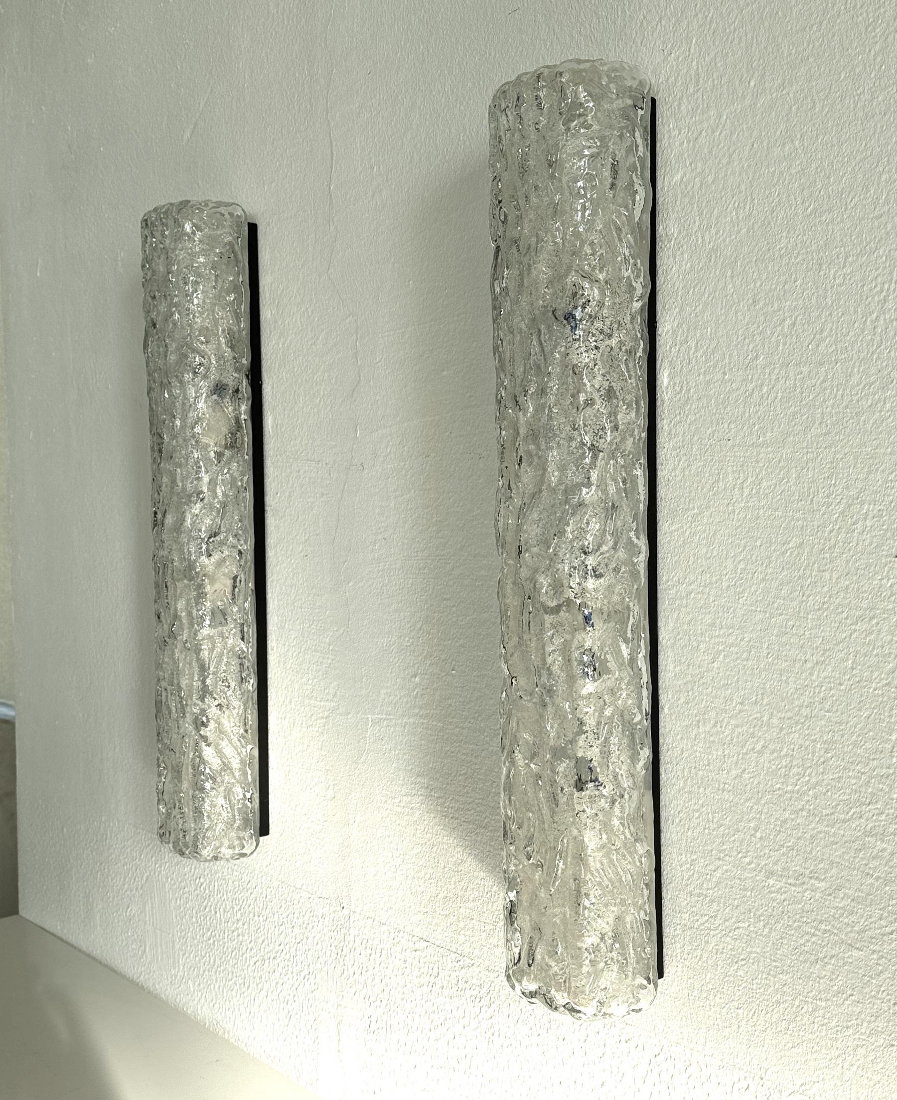 Paar große Eisspiegel-Wandleuchter aus strukturiertem Kunstglas, Mitte des Jahrhunderts, 1970 im Angebot 2