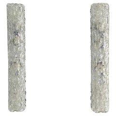 Pareja de grandes apliques de pared con espejo de cristal de hielo texturado de mediados de siglo, 1970
