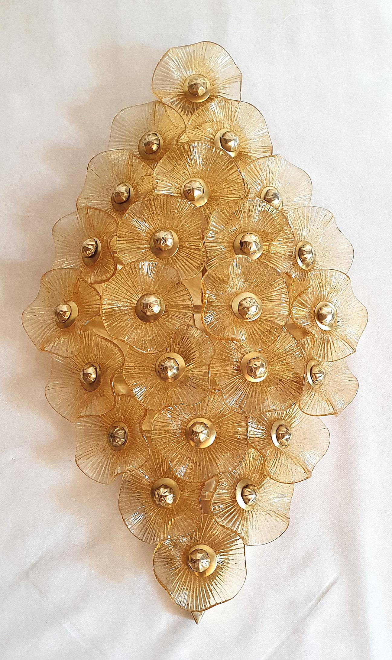Pair of large diamond shape brass and Murano glass flowers, Mid-Century Modern sconces or flush mounts, attributed to Venini, 1970s.
Each Murano glass beige flower is fixed individually with a brass button.
Polished brass frame, with 2 lights