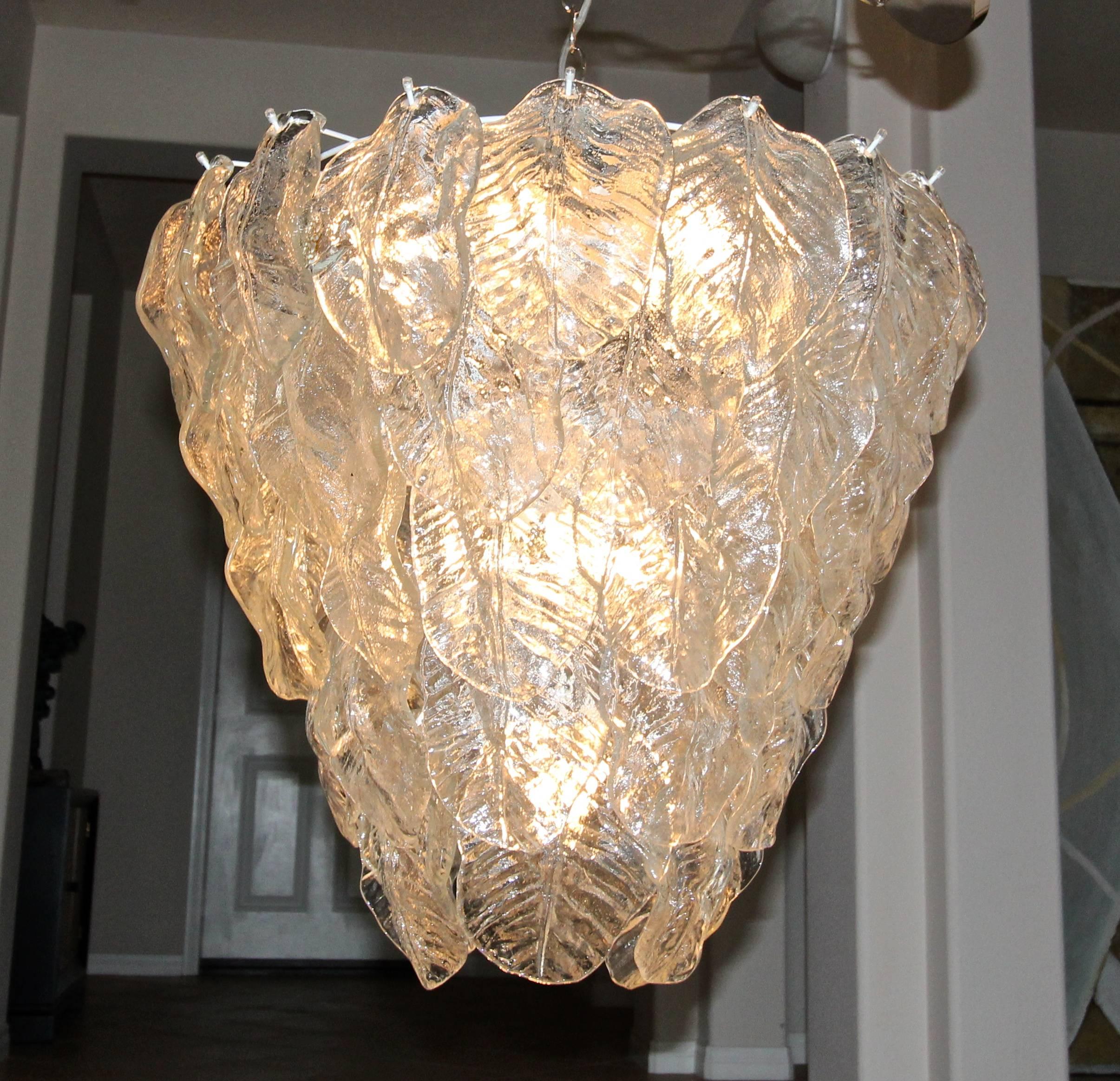 Paire de grands lustres italiens de Murano avec feuilles de verre 6