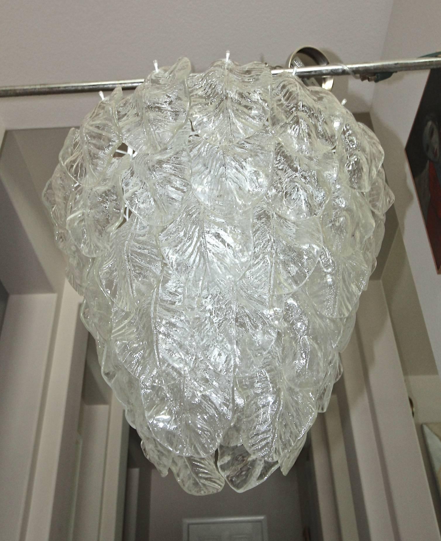 Paire de grands lustres italiens de Murano avec feuilles de verre 7
