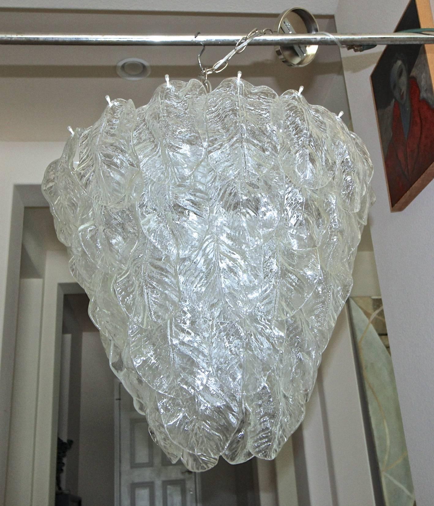Paire de grands lustres italiens de Murano avec feuilles de verre 10
