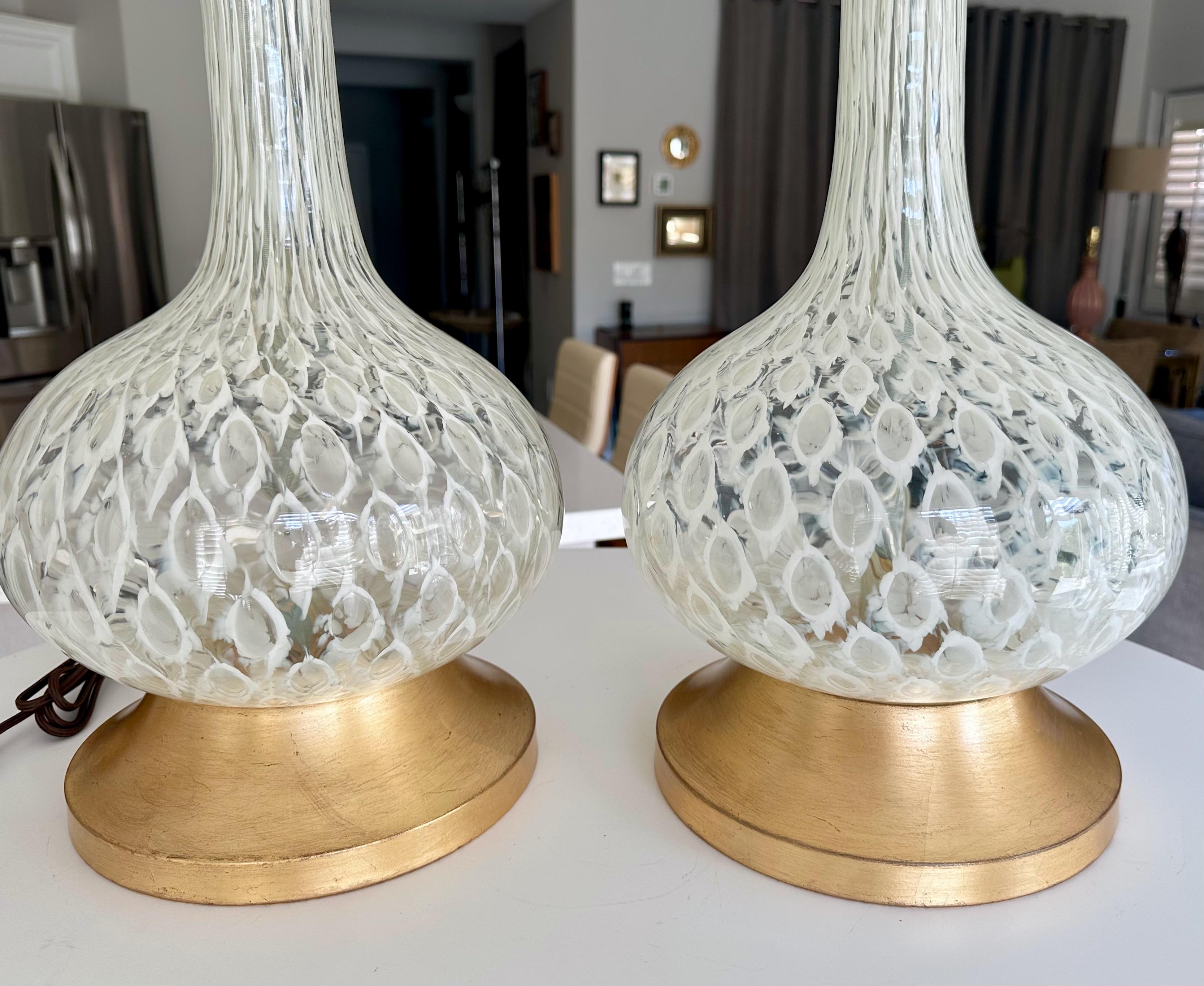Coppia di grandi lampade da tavolo Mazzega Murano bianche e trasparenti in vendita 5