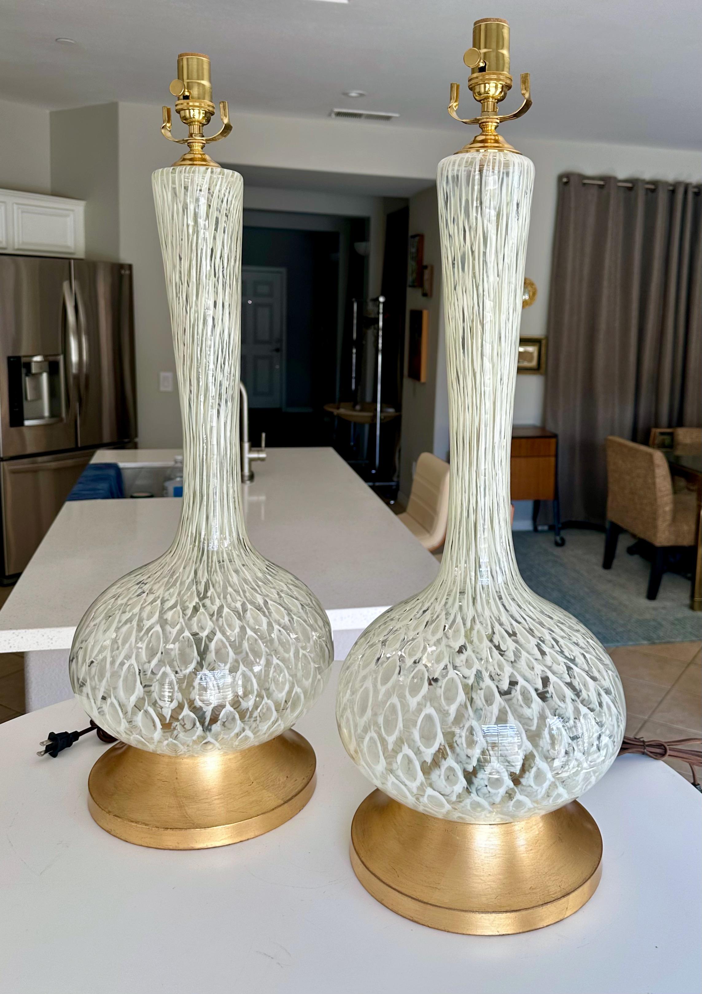 Ottone Coppia di grandi lampade da tavolo Mazzega Murano bianche e trasparenti in vendita