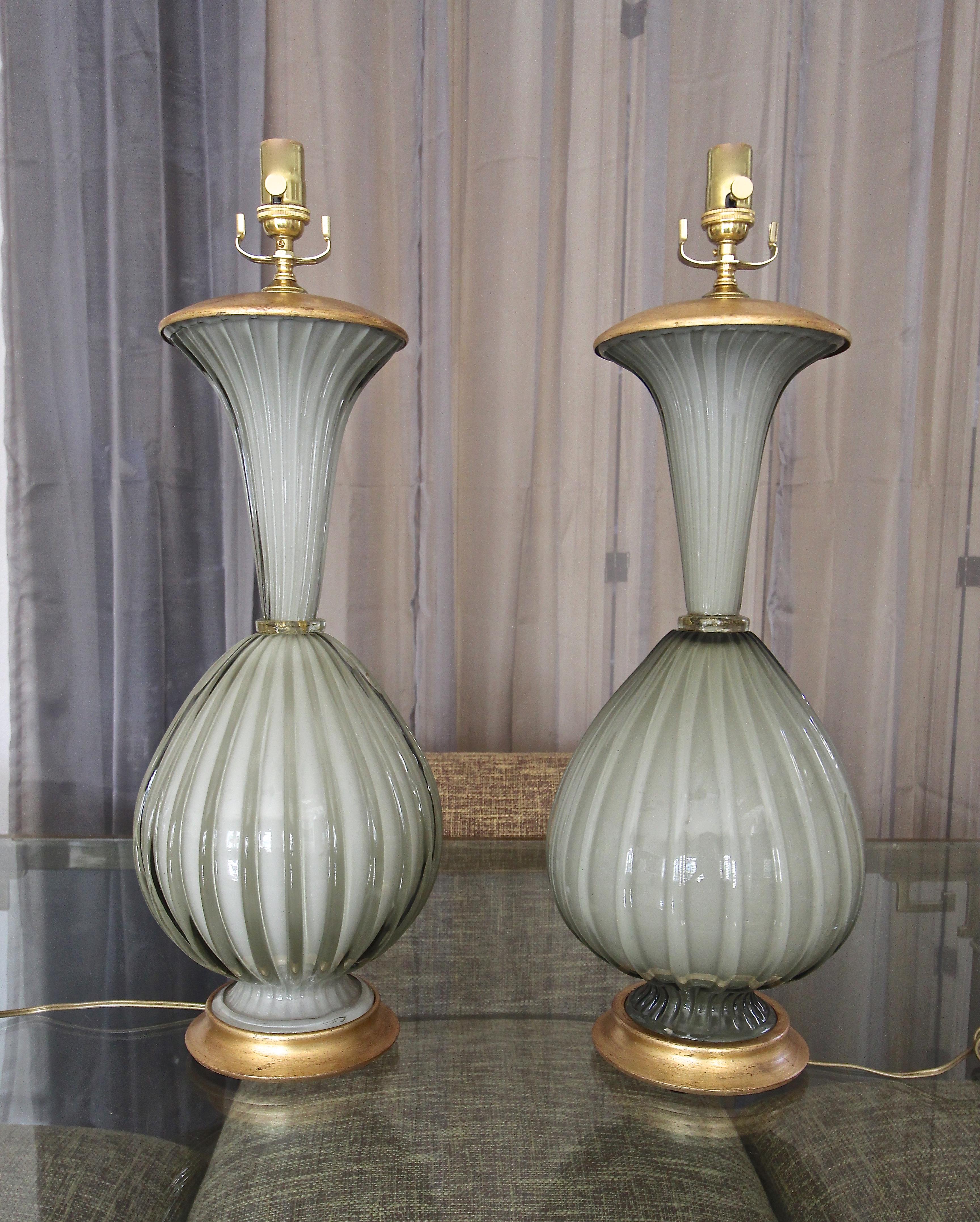 Ähnliches Paar großer italienischer Murano-Tischlampen aus mundgeblasenem grauem (oder olivgrauem) geripptem, farbigem Glas von Marbro. Die dicken und schweren, handgefertigten Glasampeln ruhen auf speziell angefertigten Sockeln aus vergoldetem