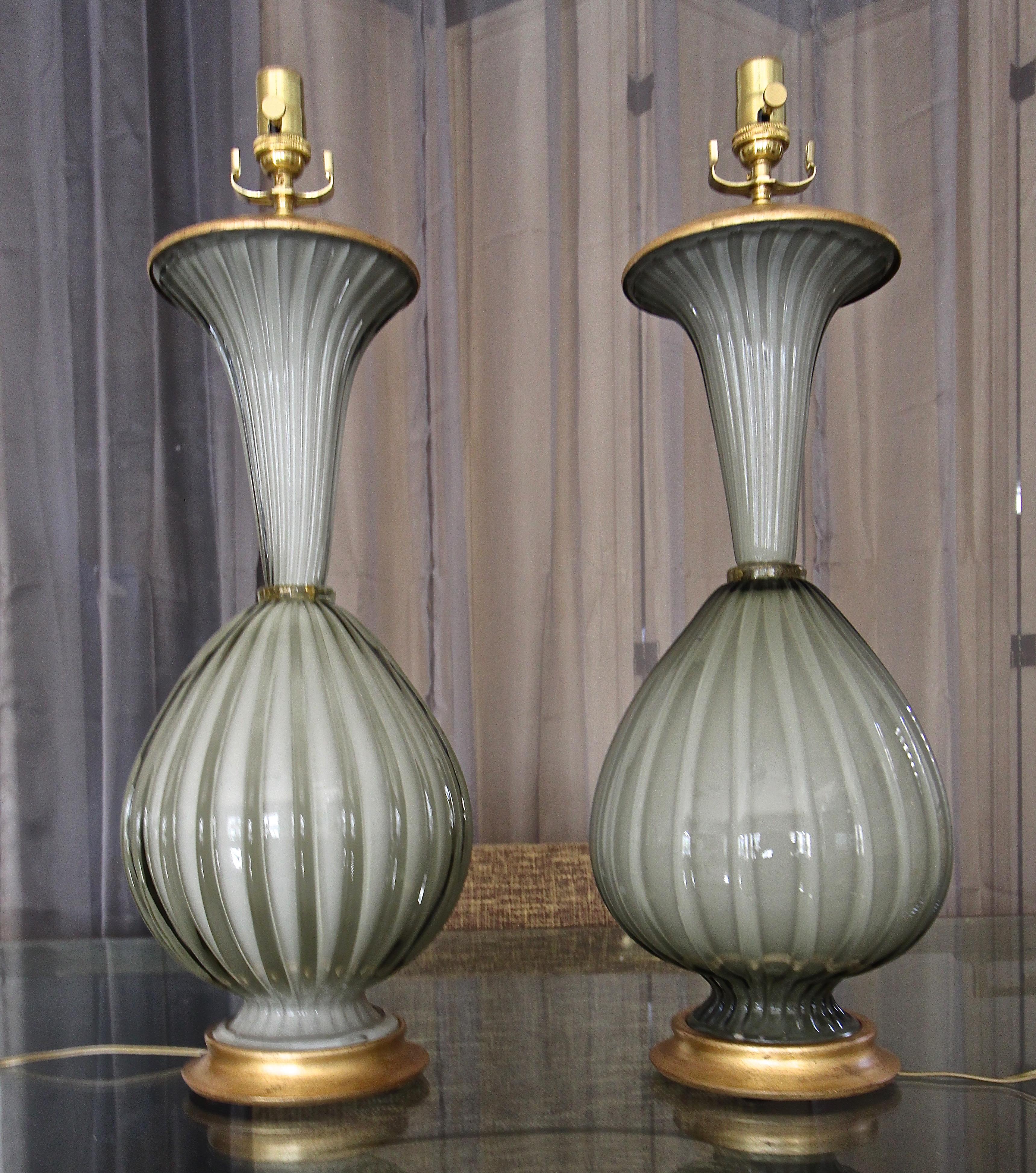 Paar große Oliver-Tischlampen aus grauem Muranoglas mit Gehäuse im Zustand „Gut“ im Angebot in Palm Springs, CA