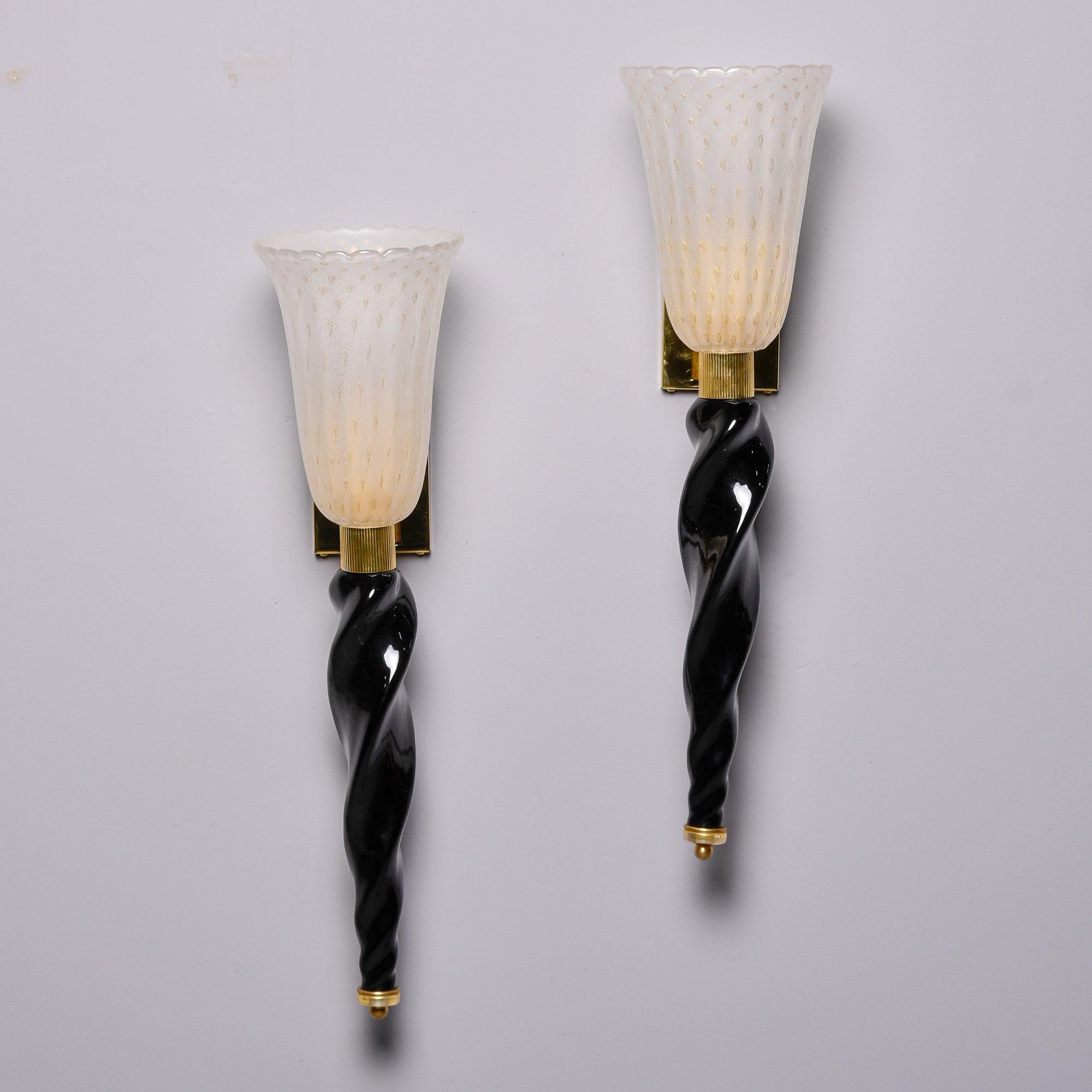 Mid-Century Modern Paire de grandes appliques torchères Murano avec base en verre noir en vente