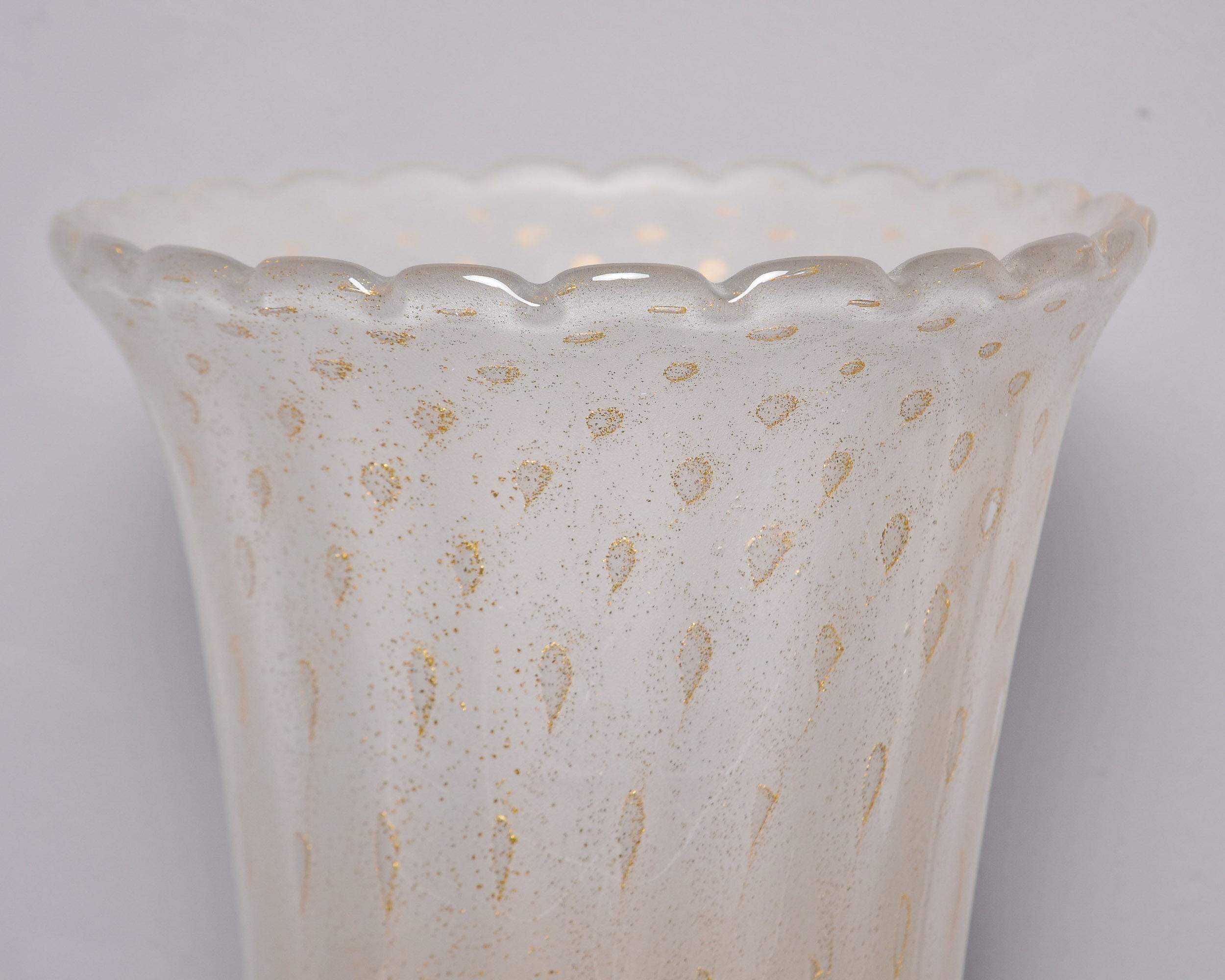 italien Paire de grandes appliques torchères Murano avec base en verre noir en vente