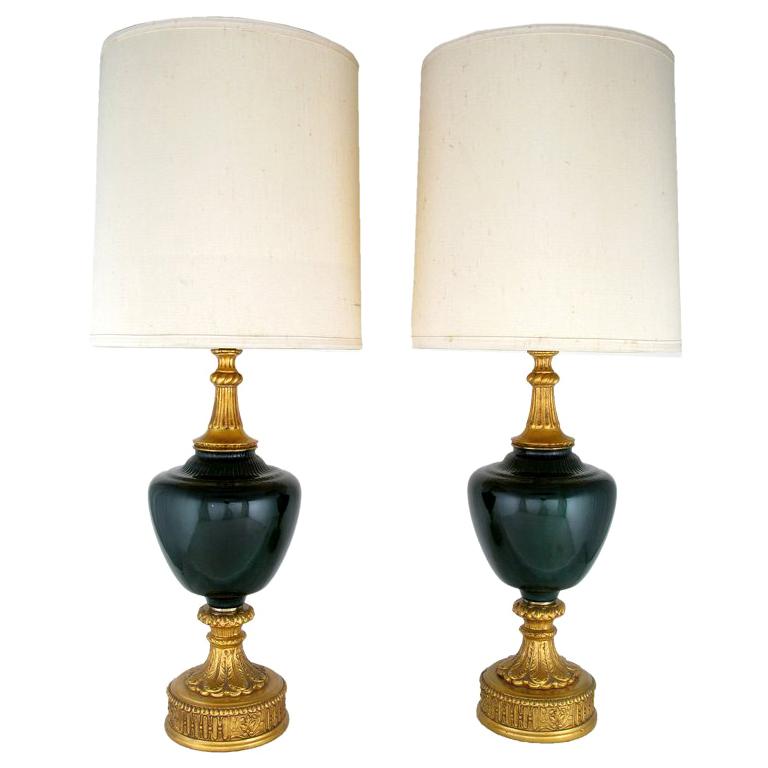 Coppia di grandi lampade da tavolo neoclassiche in vetro incamiciato e dorato verde